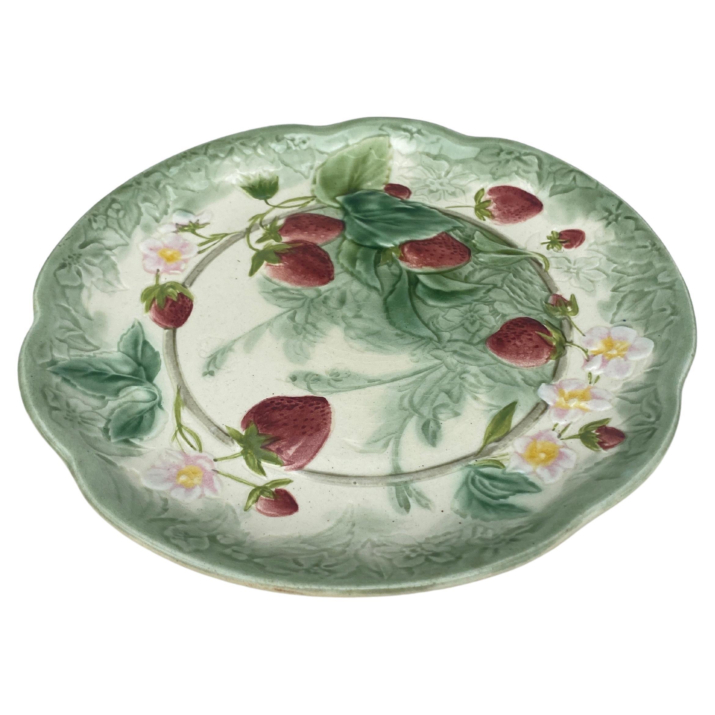 Assiette à fraises en majolique du XIXe siècle signée Choisy-le-Roi.
Réalisé pour Higgins & Setter New York.
The Higgins & Seiter Company de New York a commencé à vendre des décorations pour la table, notamment du verre richement taillé en 1887. En