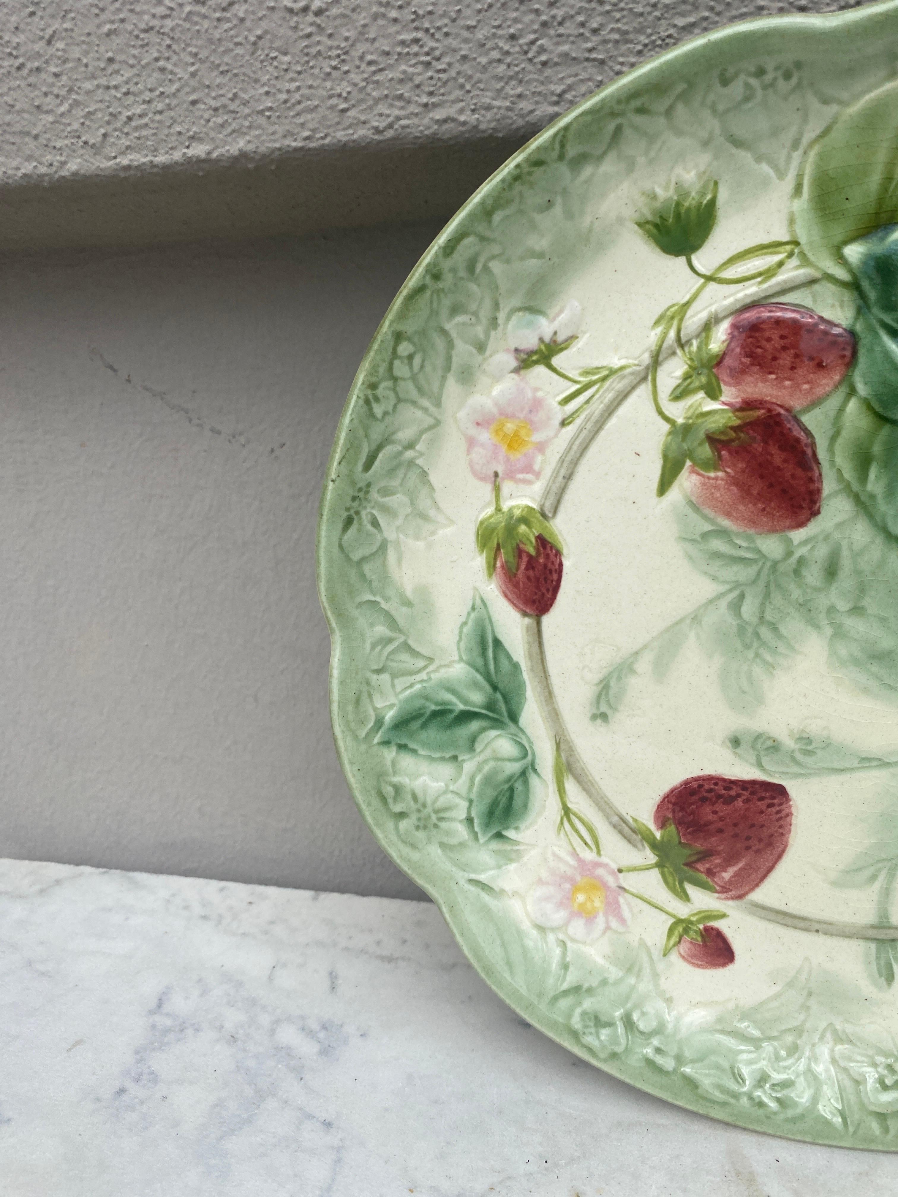 Rustic 19th Century Majolica Strawberries Plate Choisy Le Roi For Sale
