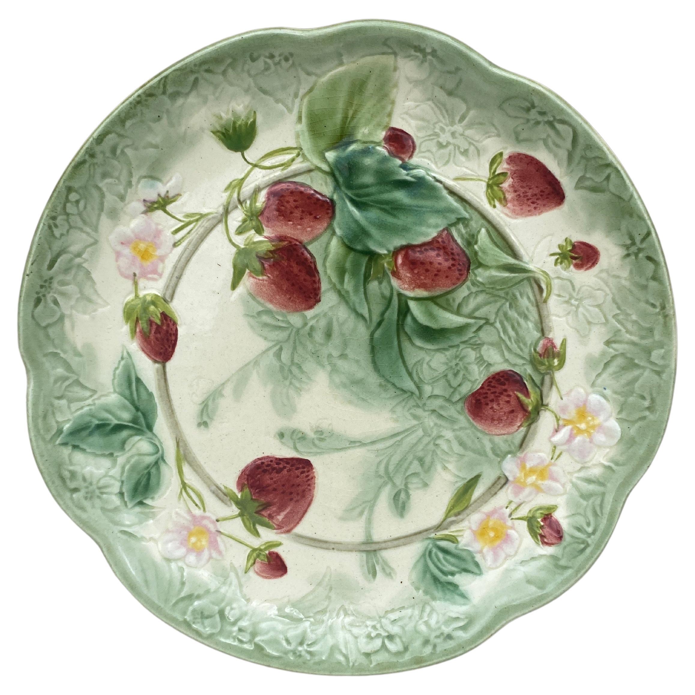 19th Century Majolica Strawberries Plate Choisy Le Roi For Sale