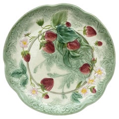 Plato de mayólica del siglo XIX Fresas Choisy Le Roi