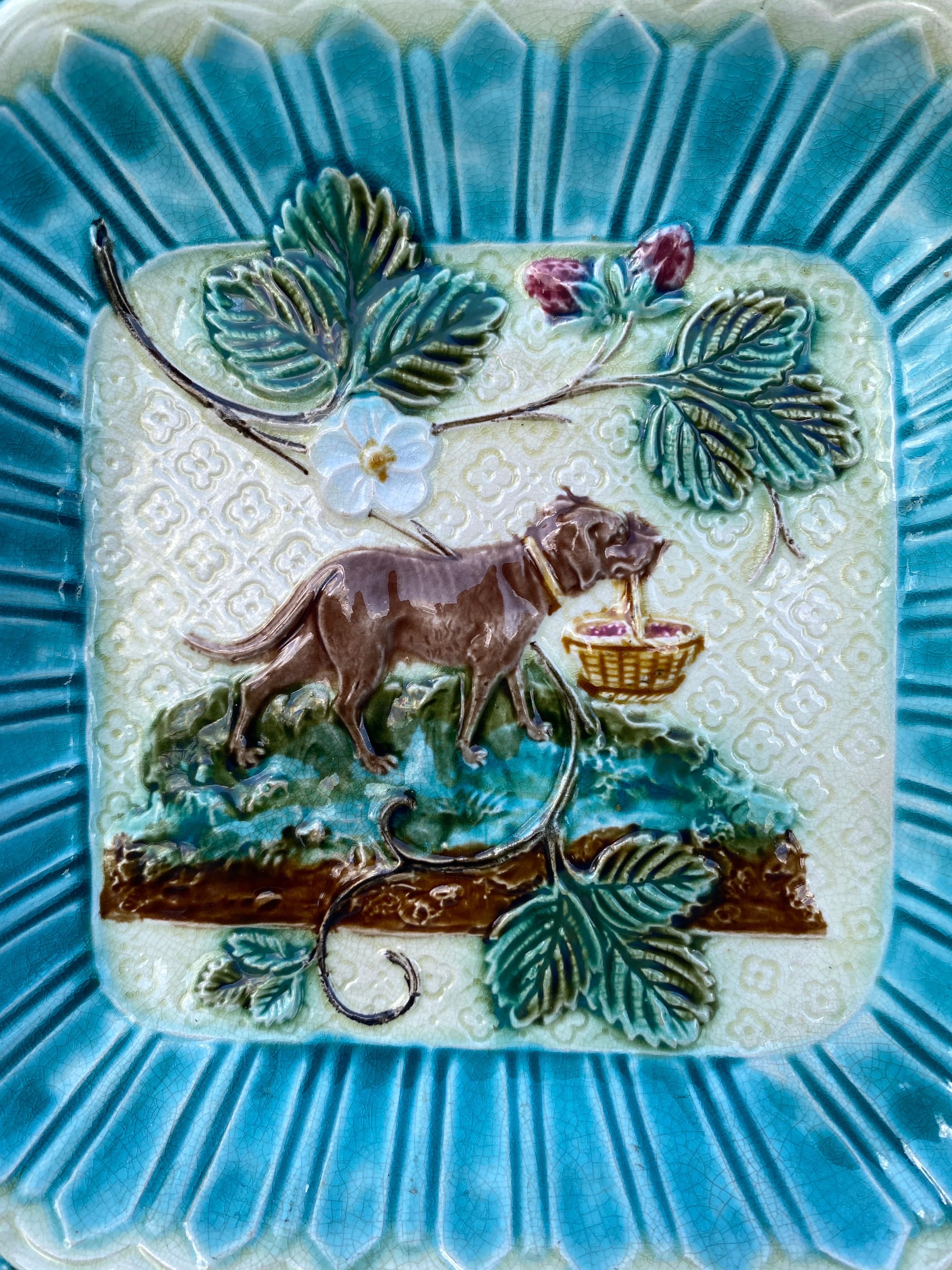 Plato de mayólica del siglo XIX con fresas y perro que sostiene una cesta Rústico en venta