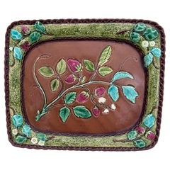 Plato de fresas de mayólica del siglo XIX Luneville