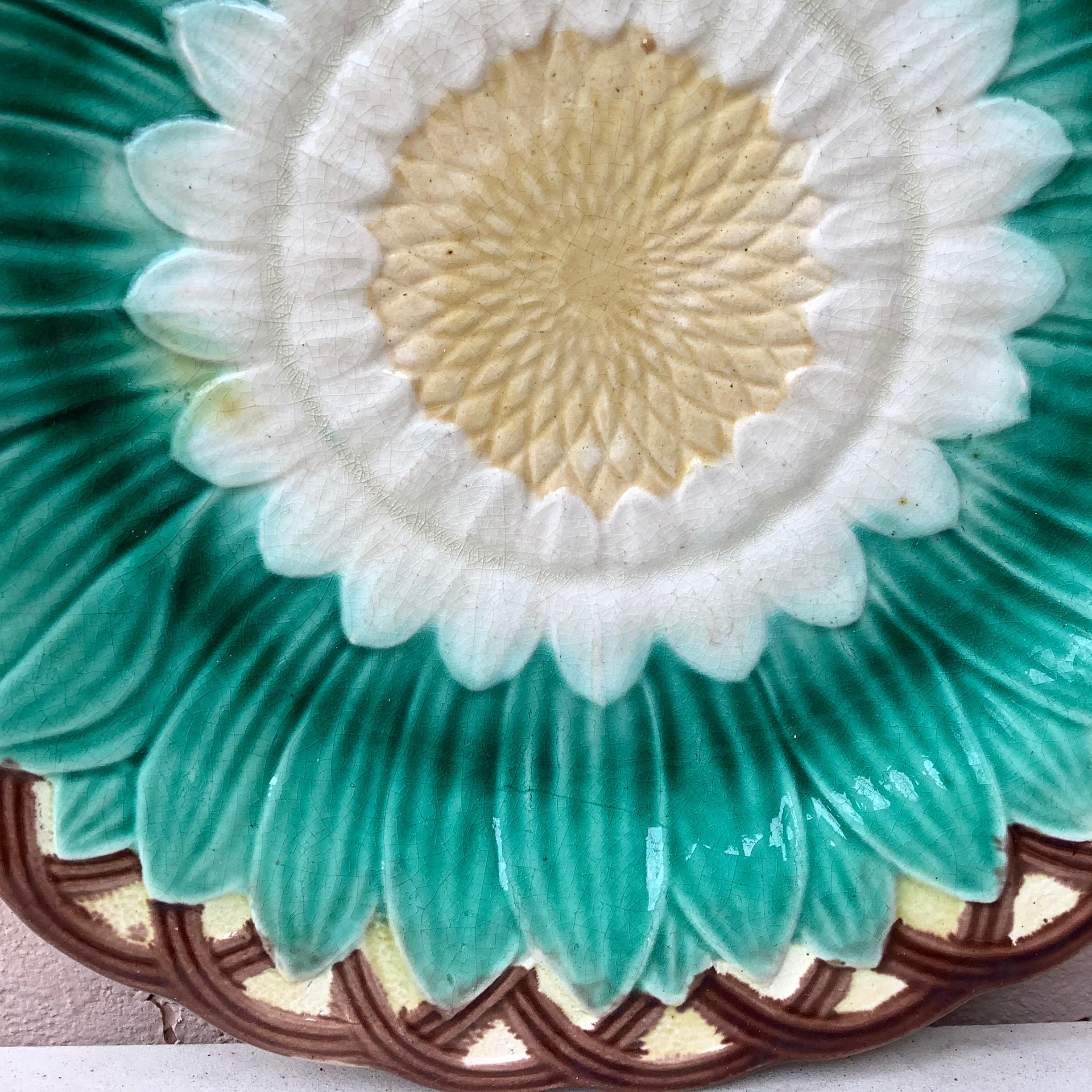 19th Century English Victorian Majolica Sunflower Plate  In Good Condition In Austin, TX