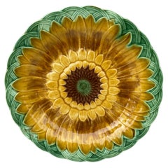 Assiette tournesol en majolique du 19ème siècle de Wedgwood