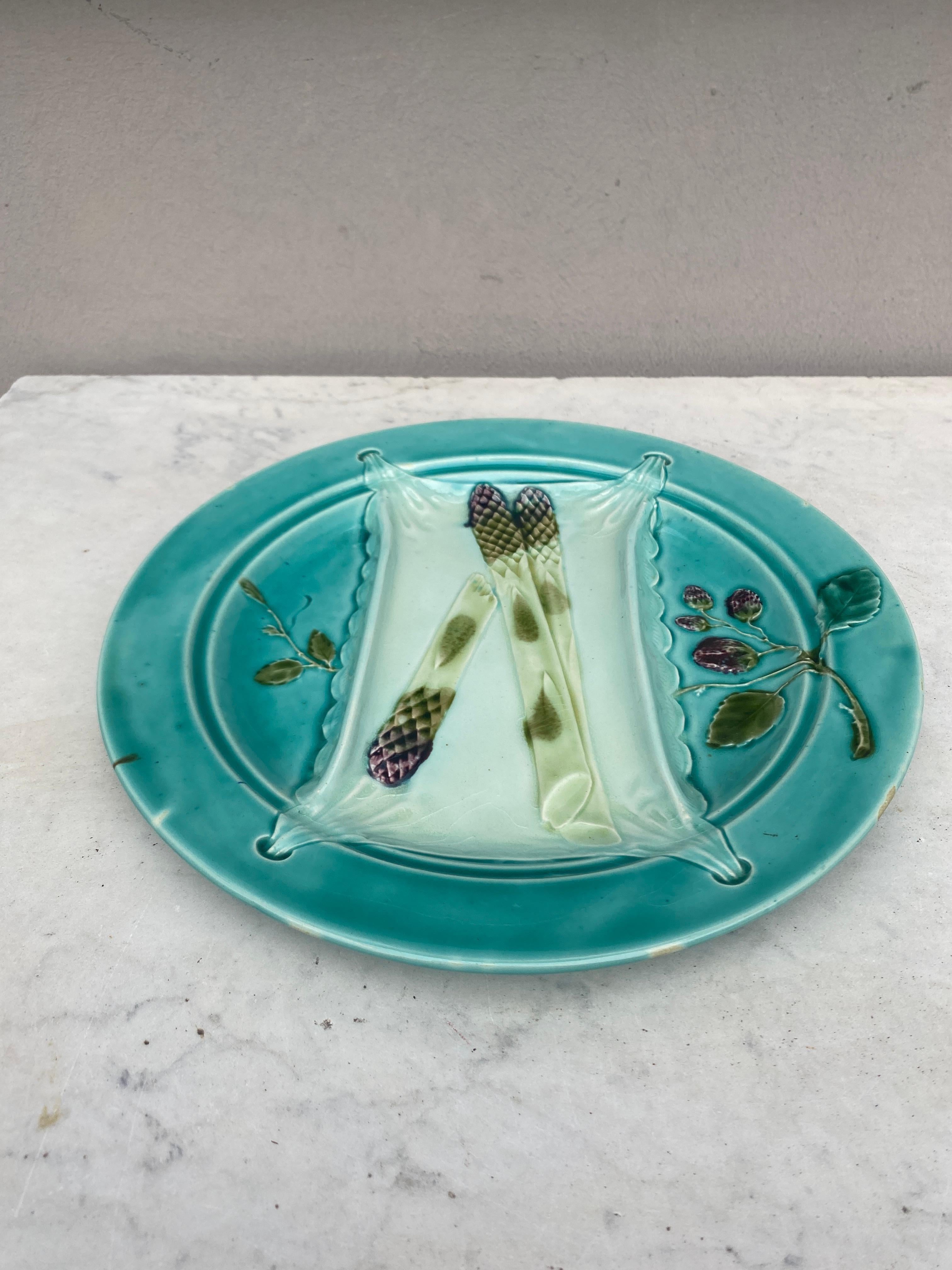 19th century rare Majolica turquoise asparagus plate, Luneville unsigned.
Every important French manufactures produced at the end of the 19th century asparagus and artichoke sets.
Reference / Page 16 