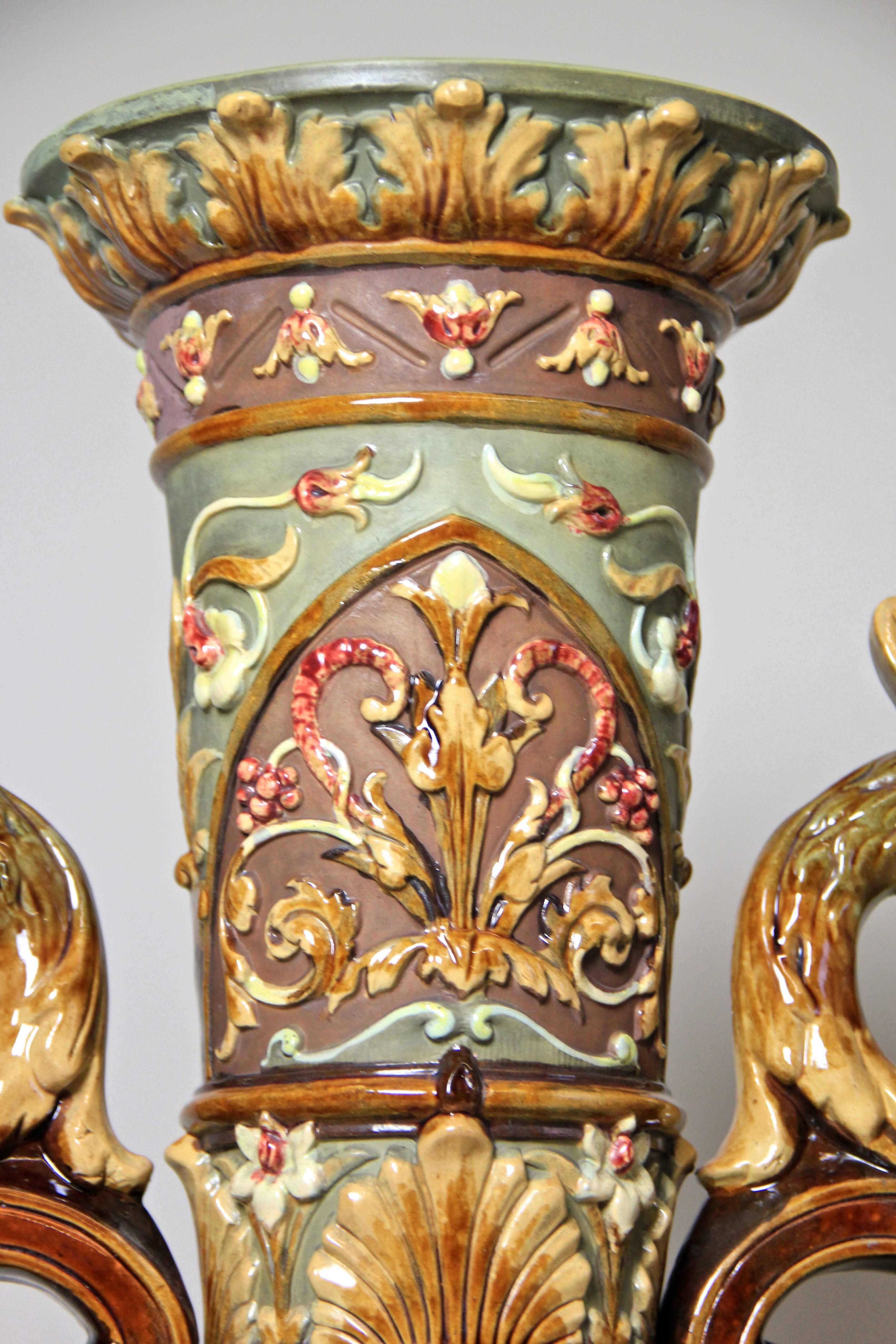 Bemerkenswerte große Majolika-Vase aus der weltberühmten Majolika-Manufaktur von Wilhelm Schiller & Sohn in Böhmen, um 1880. Ein herausragendes, seltenes Stück Majolika-Kunst, das mit größter Sorgfalt und Liebe zum Detail hergestellt wurde: man