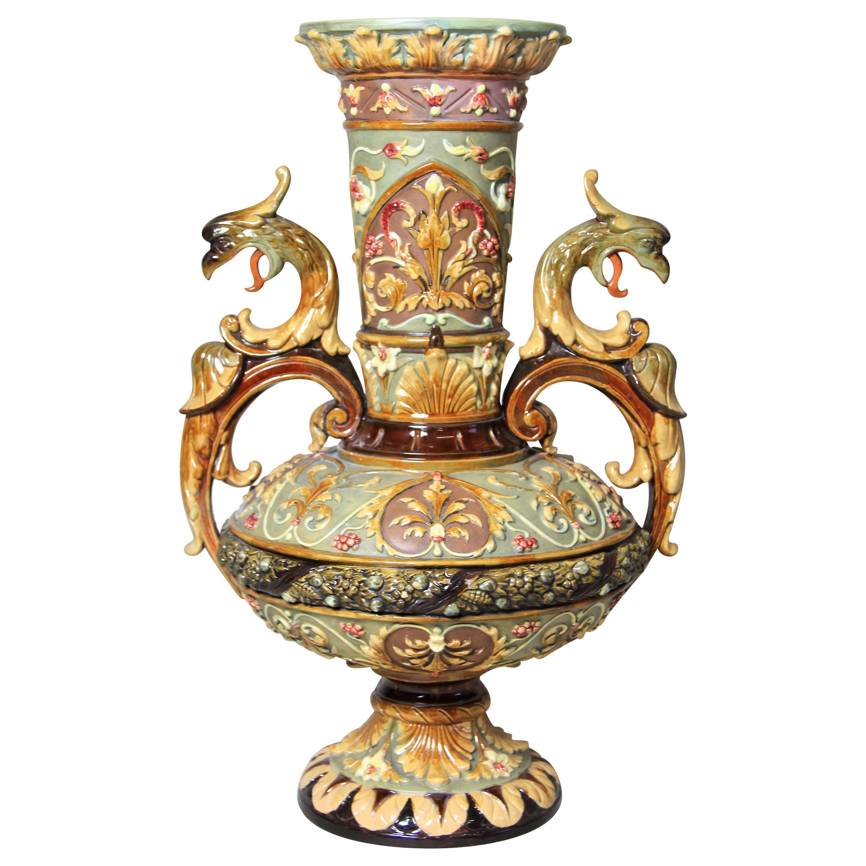 Vase en majolique du 19ème siècle signé Wilhelm Schiller & Son, Bohème, vers 1880