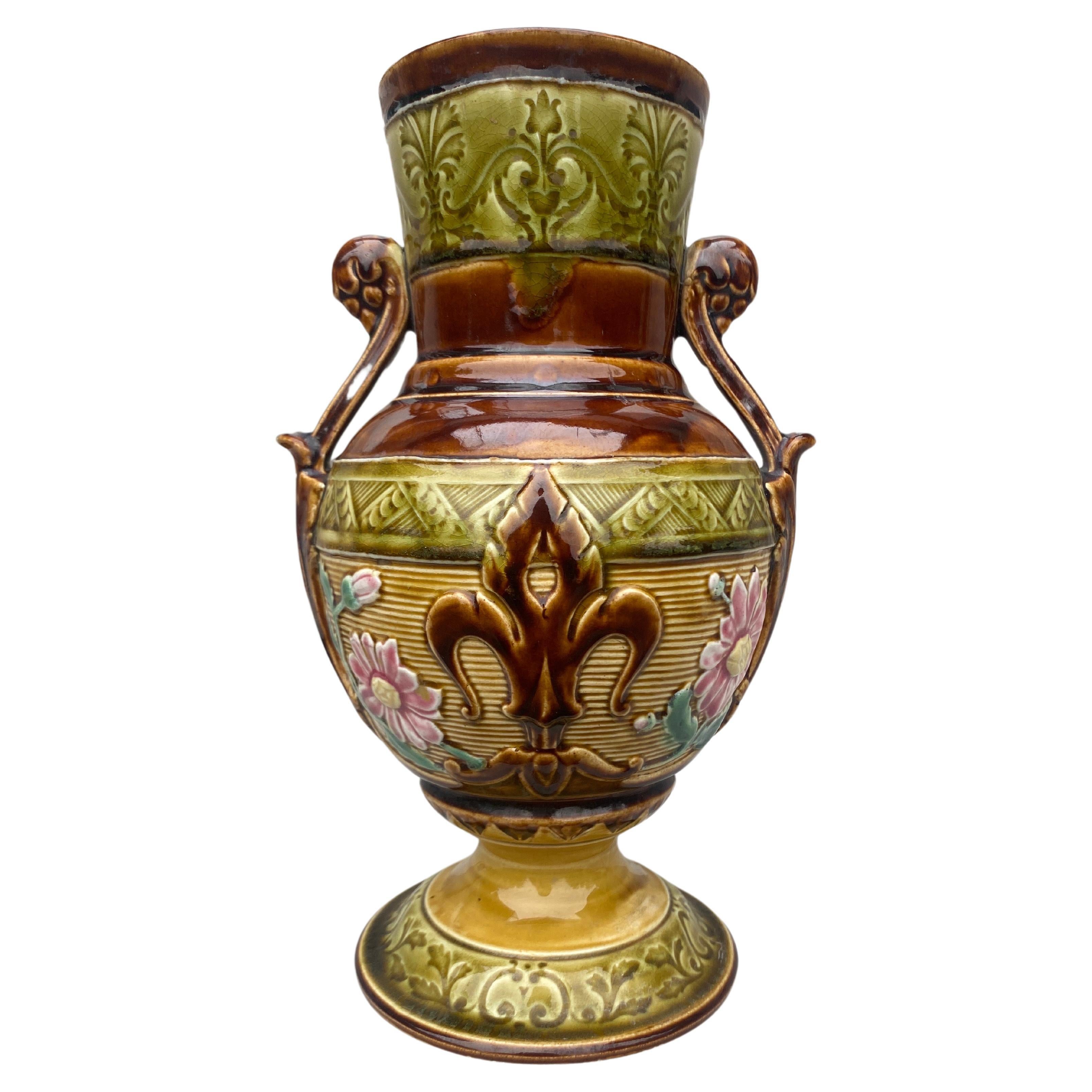 Vaso in maiolica francese firmato Choisy-le-Roi, circa 1890.
Altezza / 11 pollici.
Fleur de lis e fiori rosa.

Alla fine del XIX secolo, Choisy le roi era una delle più importanti manifatture di ceramica che lavorava con artisti come Leon Roi,