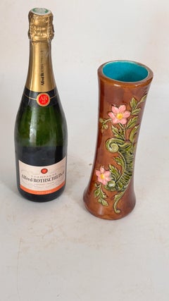 Jarrón de mayólica del siglo XIX con motivos florales y follaje