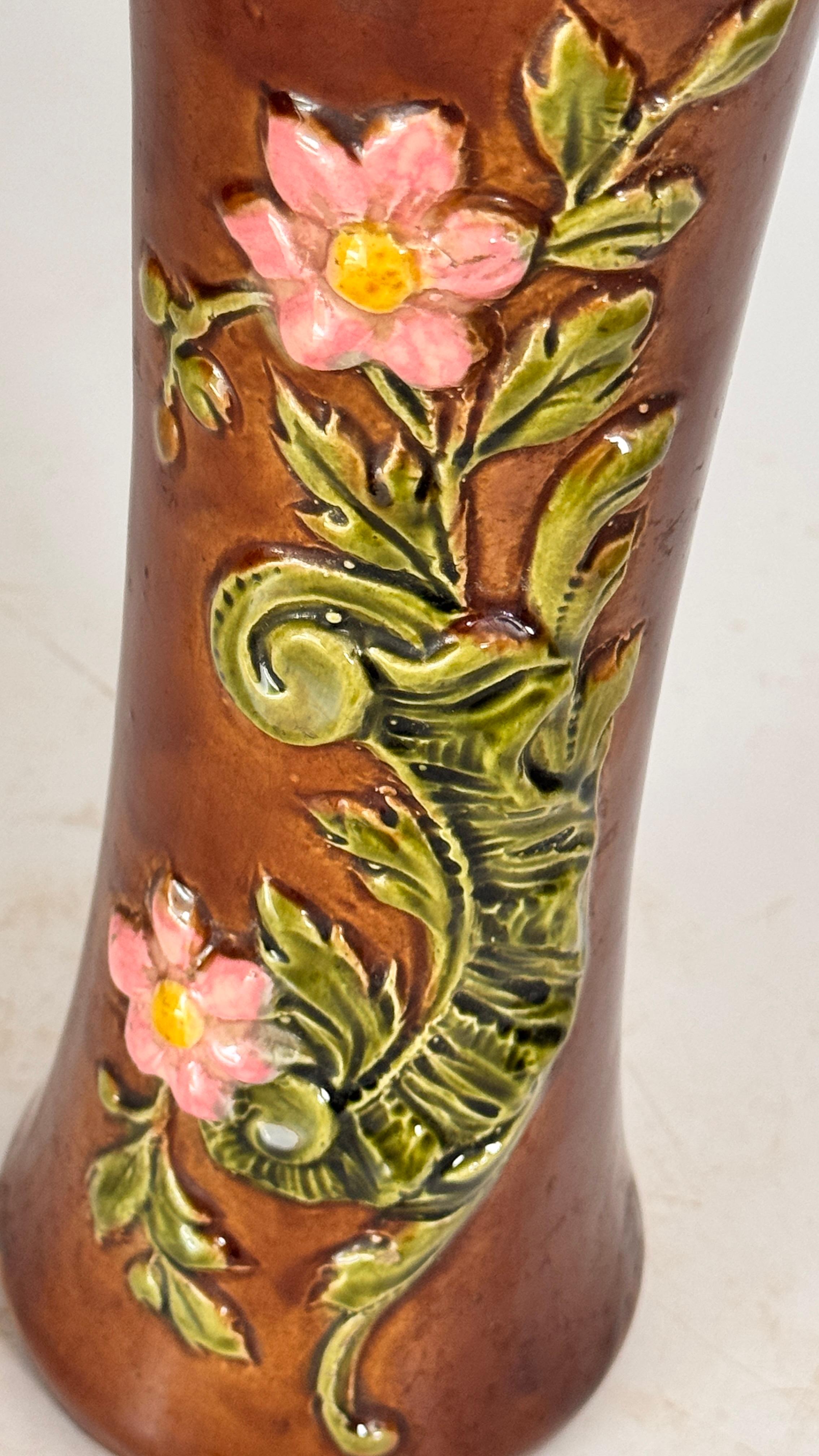 19th Century Majolica Vase with Floral and Foliage Motifs In Good Condition For Sale In Auribeau sur Siagne, FR