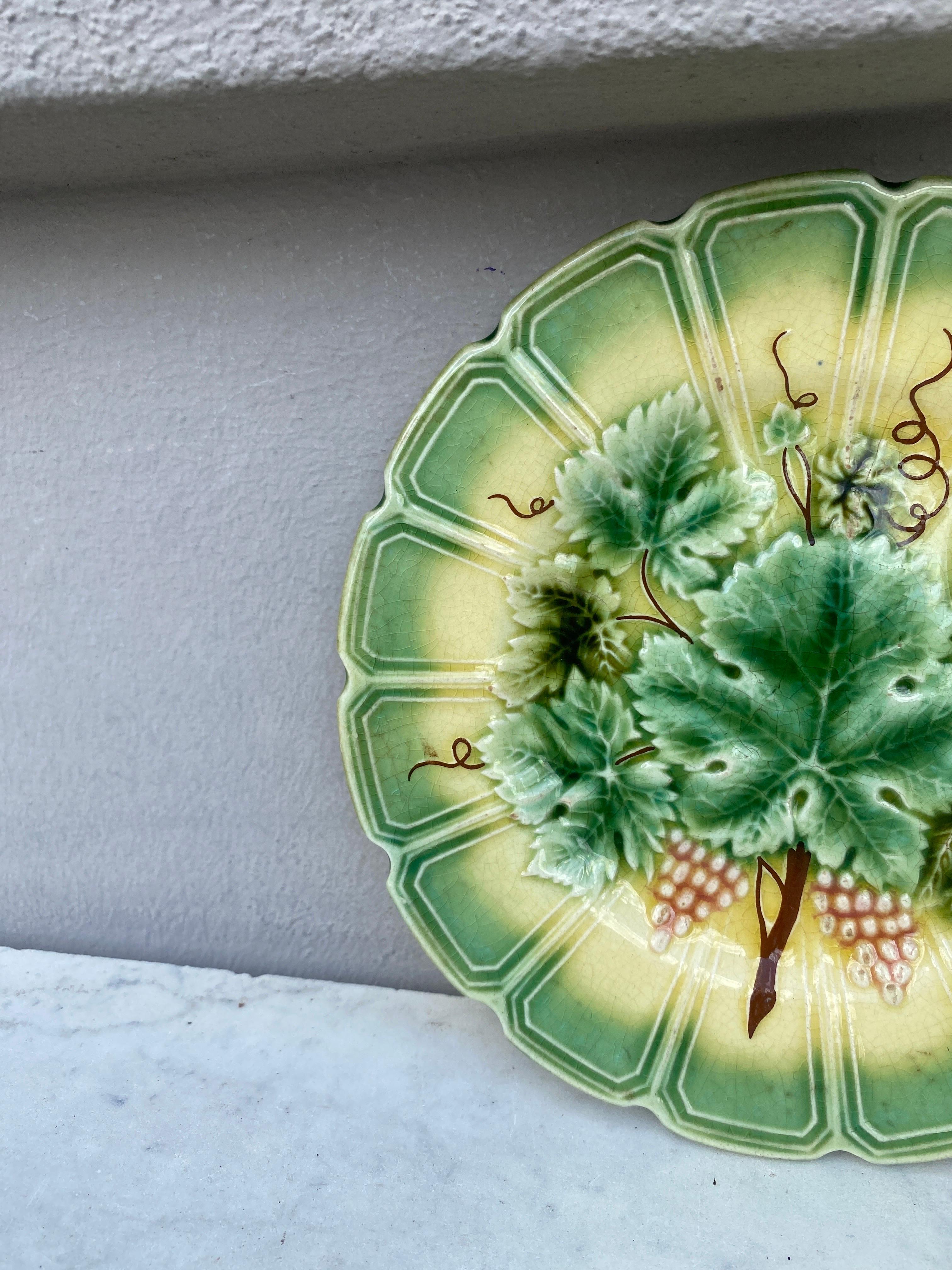 Country 19th Century Majolica Vine Leaves Plate Sarreguemines For Sale