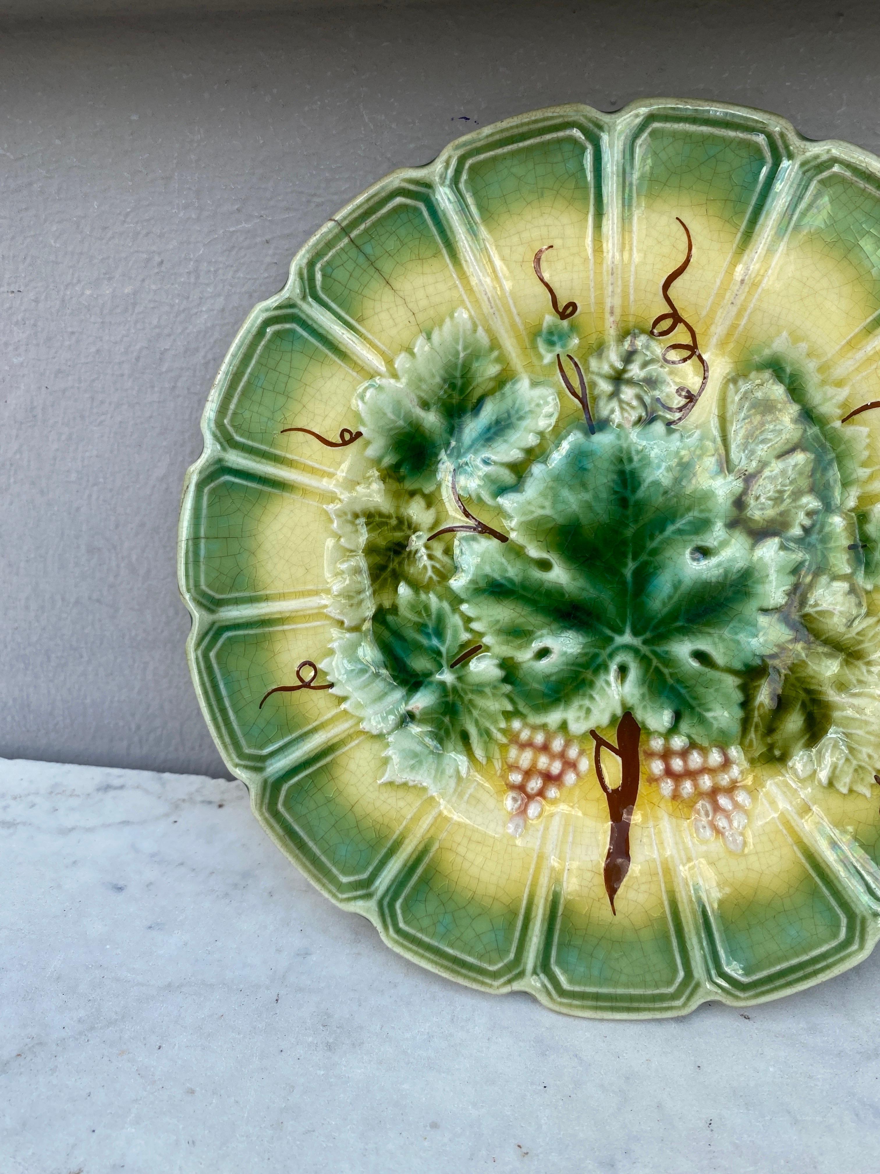 Country 19th Century Majolica Vine Leaves Plate Sarreguemines For Sale