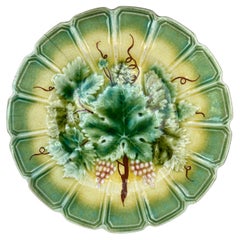 Assiette à feuilles de vigne du 19ème siècle Sarreguemines