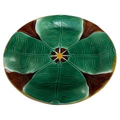 Piatto in maiolica del XIX secolo con ninfee, Joseph Holcroft