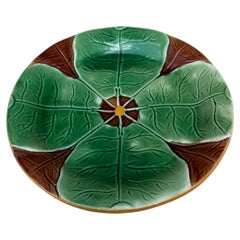 Piatto in maiolica del XIX secolo con ninfee, Joseph Holcroft
