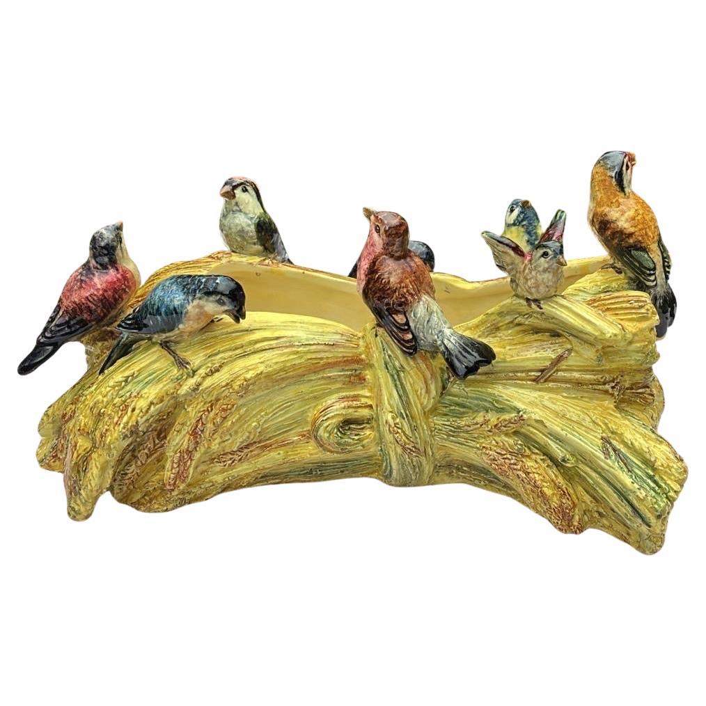 Grand vase jardiniere en majolique du 19e siècle avec oiseaux signé Delphin Massier.
Les Massier sont connus pour la qualité de leurs émaux et peintures uniques. La famille Massier a produit différentes pièces avec des oiseaux dans un style très