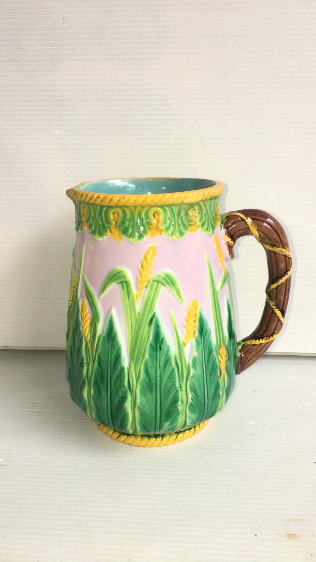 A Victorian Majolica wheat pattern pitcher jug George Jones, pattern n°1806.
The composition show large green leaves mixed with wheat on a pink lilac background.
Reference / Page 42 