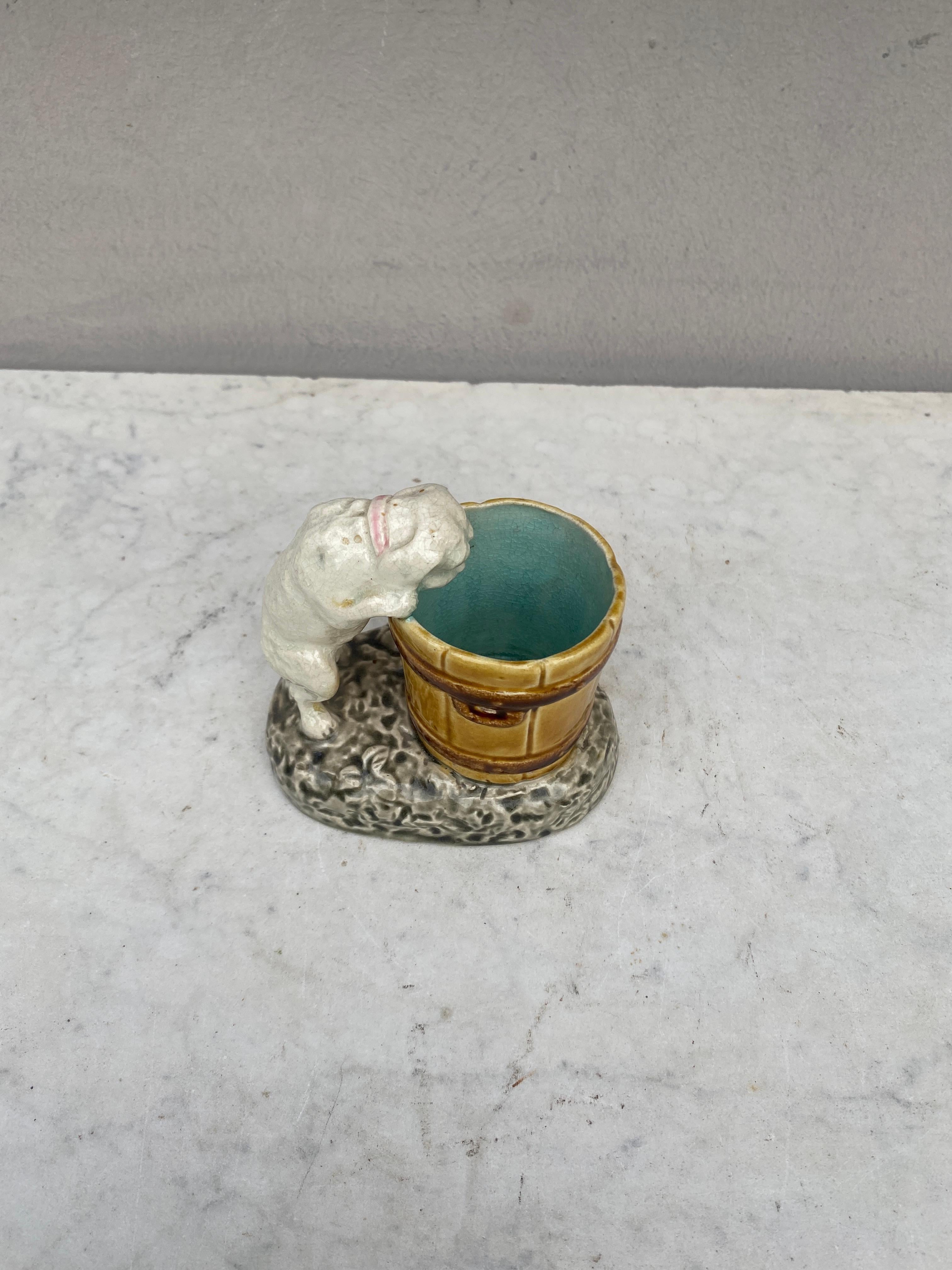 Charmante kleine Majolika-Vase aus dem 19. Jahrhundert mit weißem Hund, der auf einen Eimer schaut, signiert Hippolyte Boulenger Choisy-le-Roi.
Ende des 19. Jahrhunderts war Choisy-le-Roi eine der wichtigsten Keramikmanufakturen, die mit Künstlern