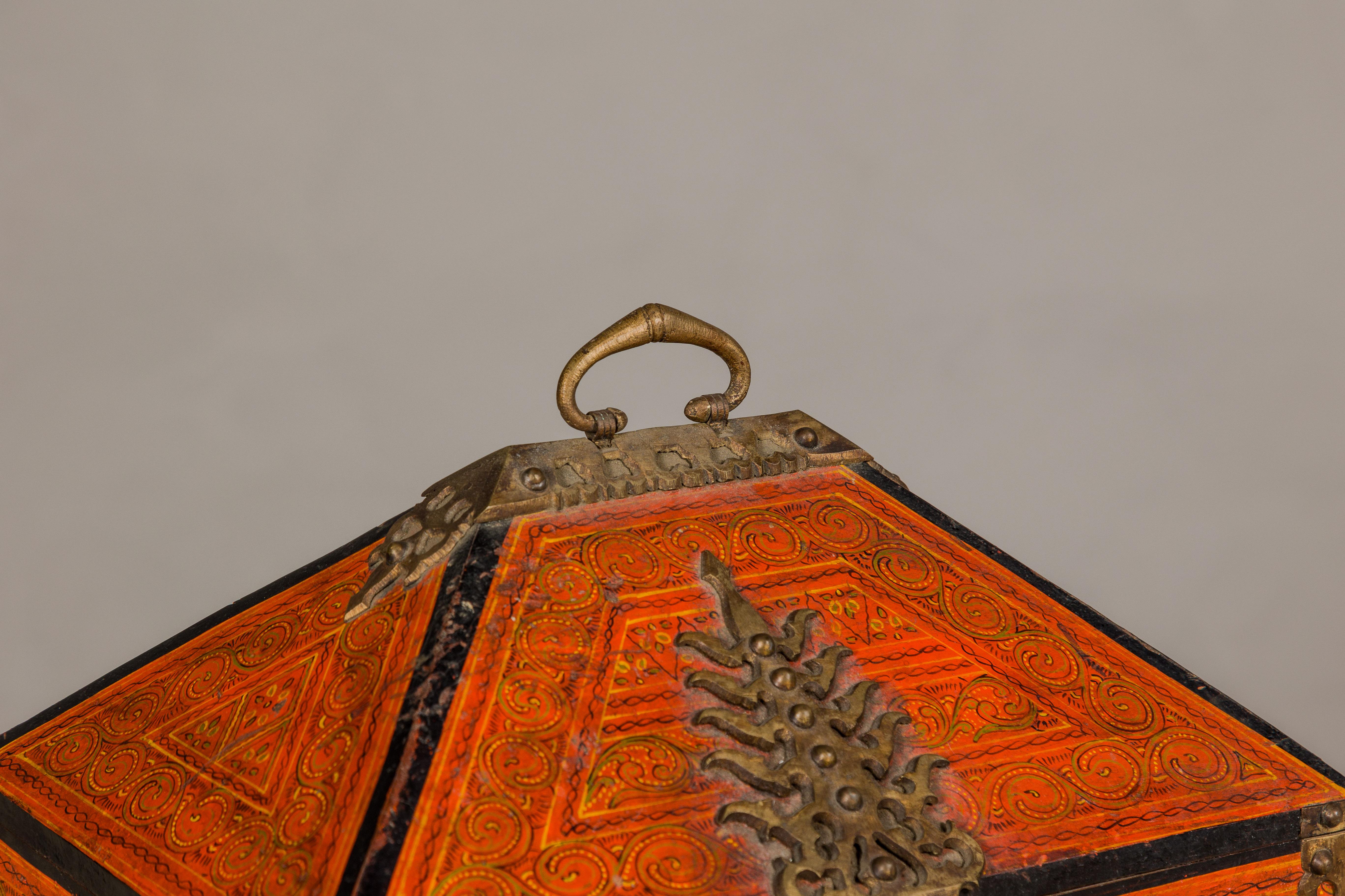 Boîte à bijoux Malabar du 19ème siècle laquée avec des touches de laiton ornées du Kerala en vente 4