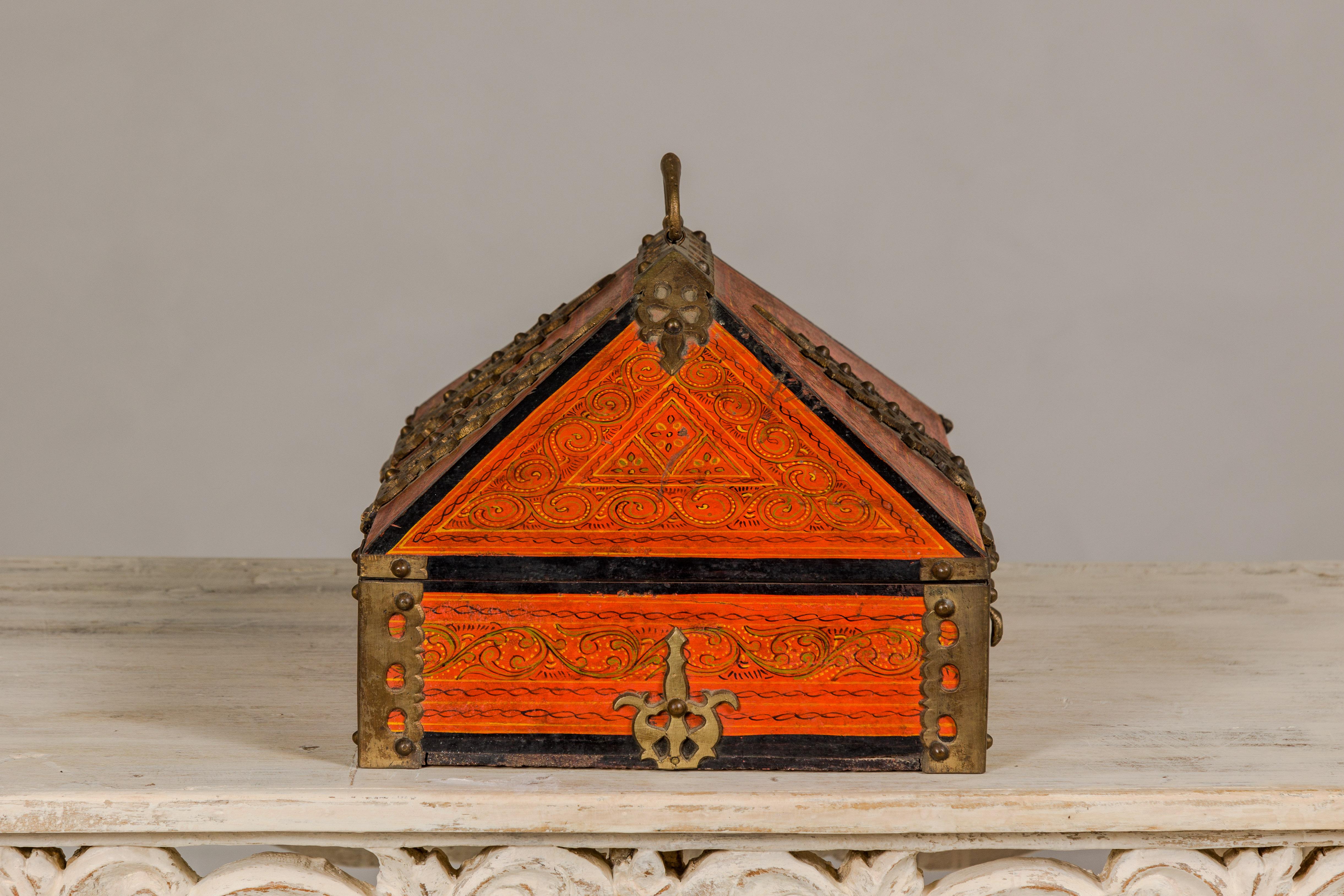 Boîte à bijoux Malabar du 19ème siècle laquée avec des touches de laiton ornées du Kerala en vente 5