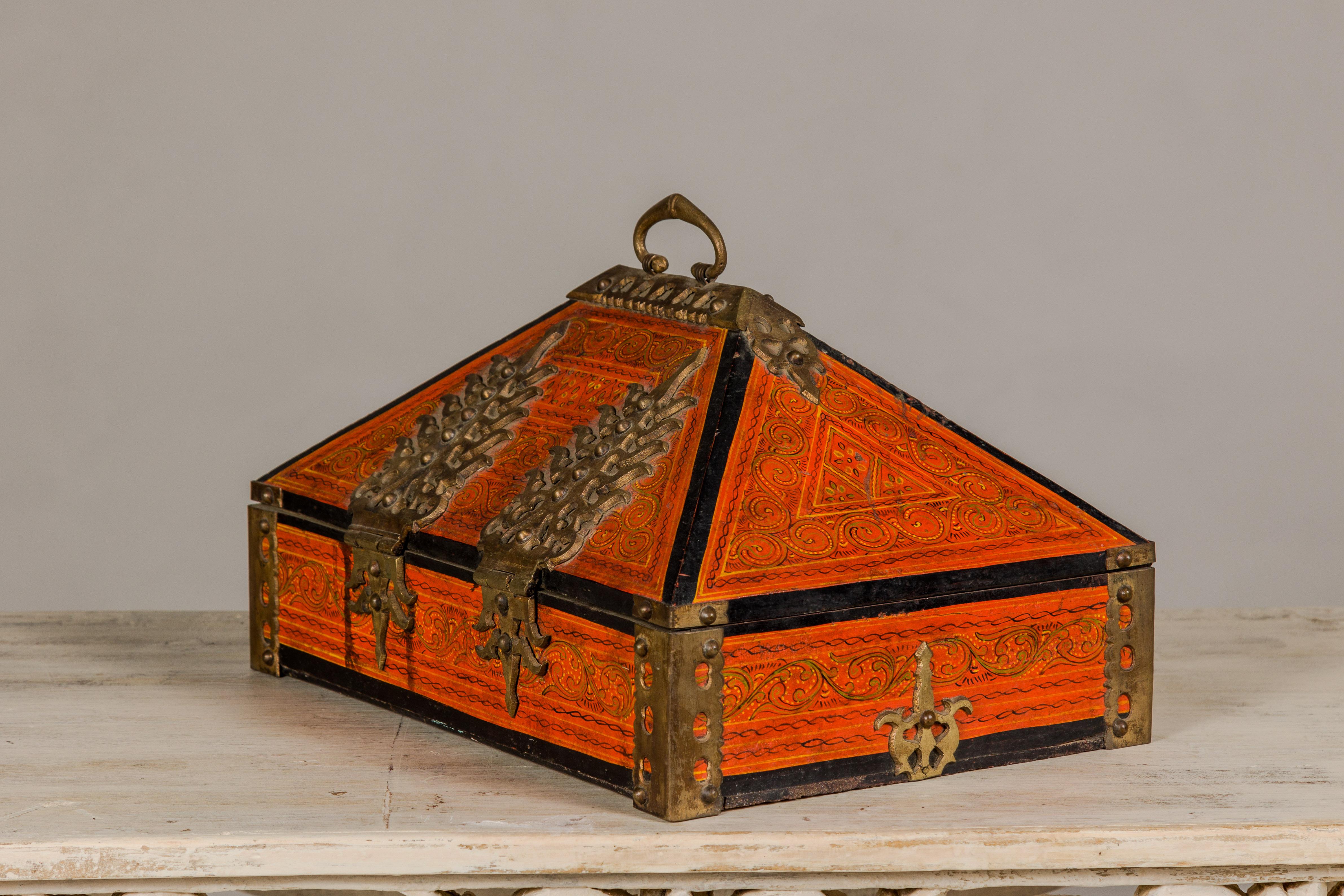 Boîte à bijoux Malabar du 19ème siècle laquée avec des touches de laiton ornées du Kerala en vente 6
