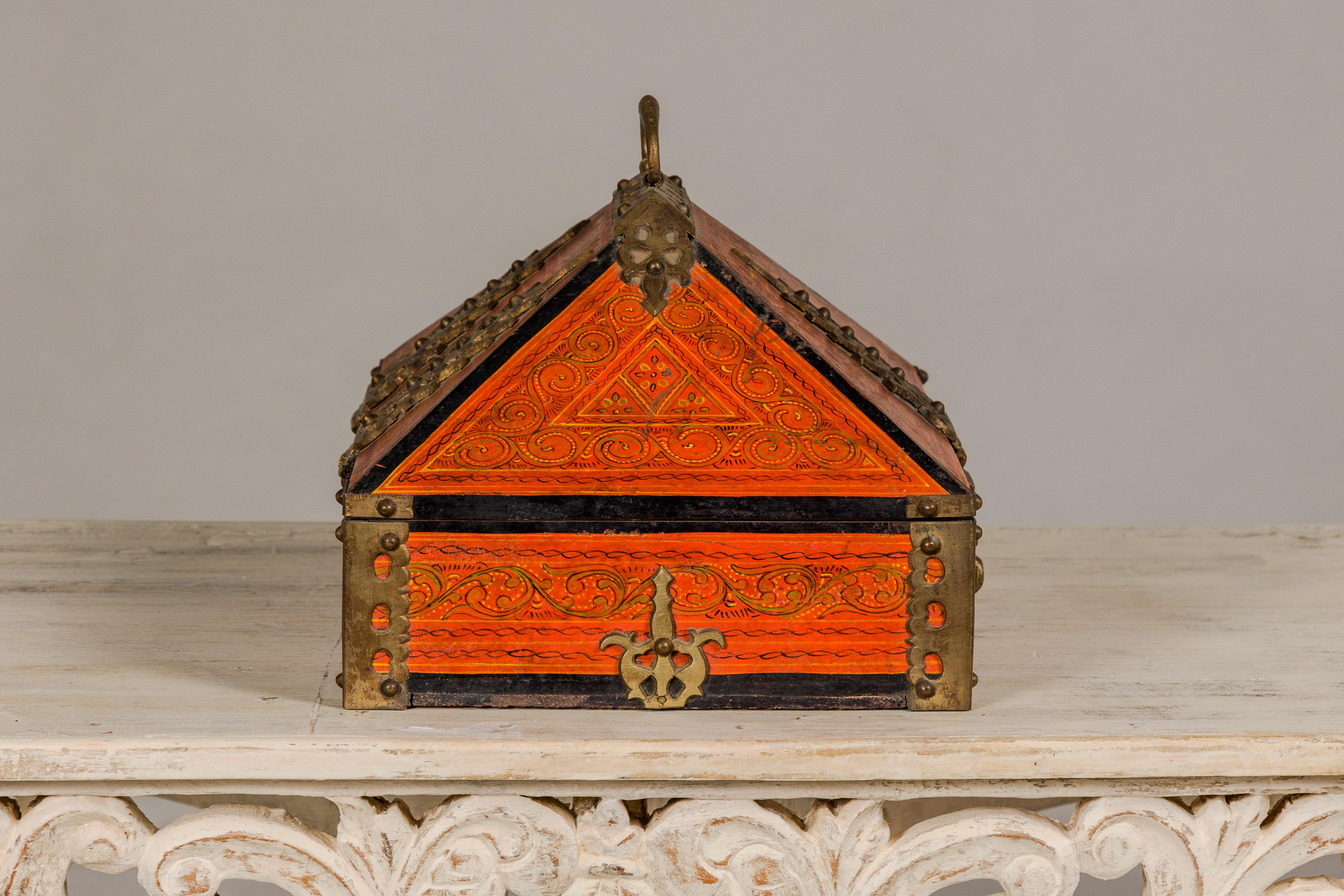 Boîte à bijoux Malabar du 19ème siècle laquée avec des touches de laiton ornées du Kerala en vente 7