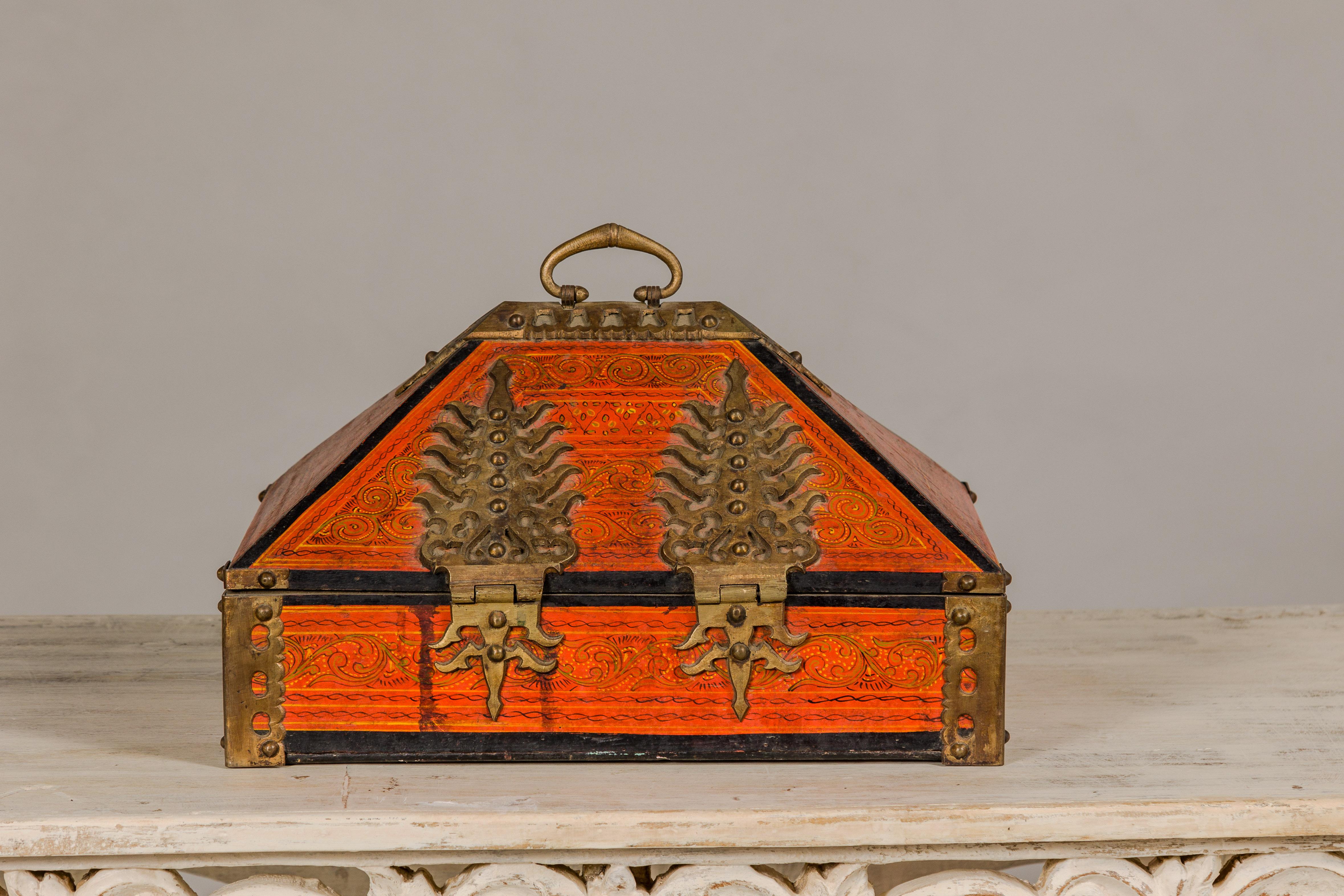 Boîte à bijoux Malabar du 19ème siècle laquée avec des touches de laiton ornées du Kerala en vente 8