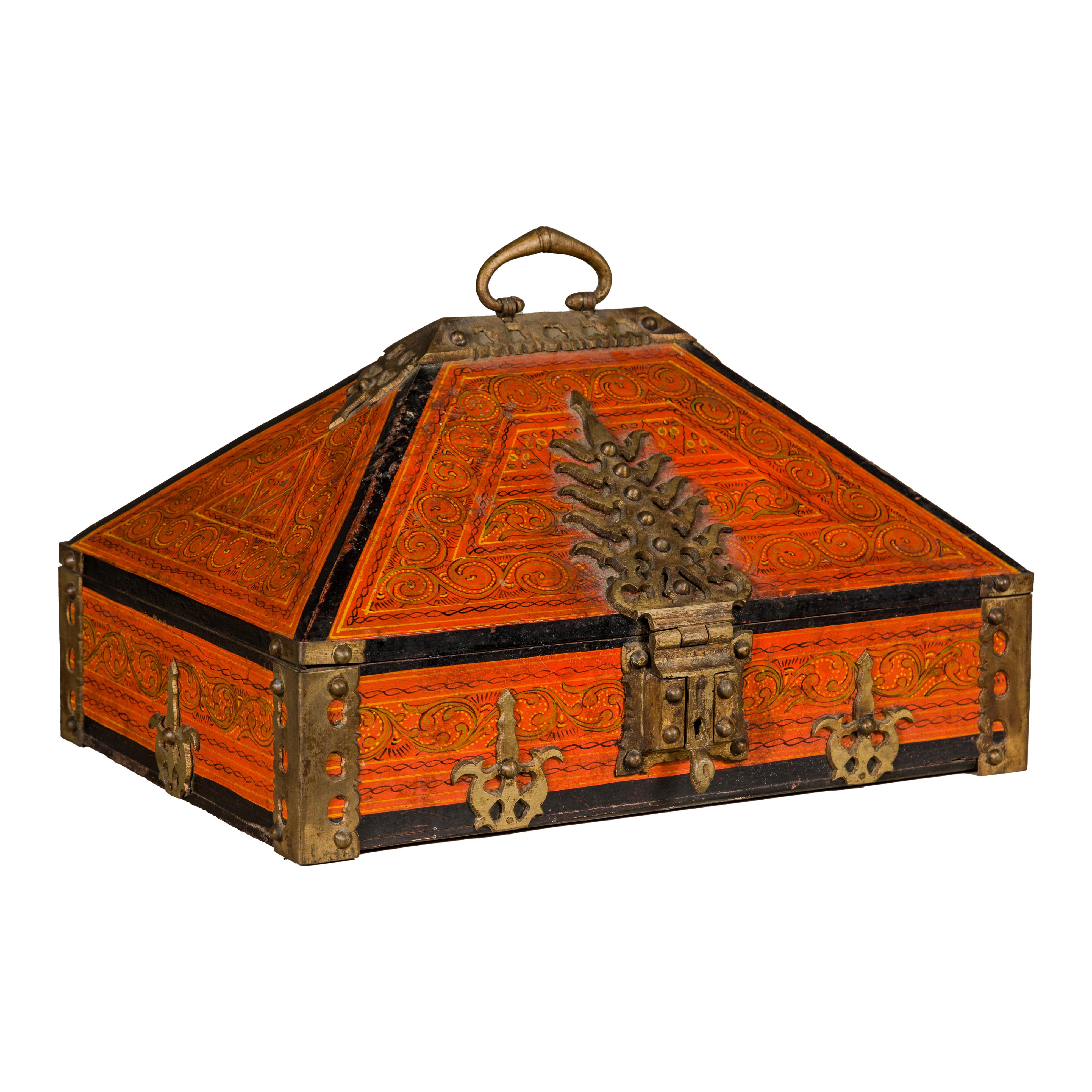 Boîte à bijoux Malabar du 19ème siècle laquée avec des touches de laiton ornées du Kerala en vente 11