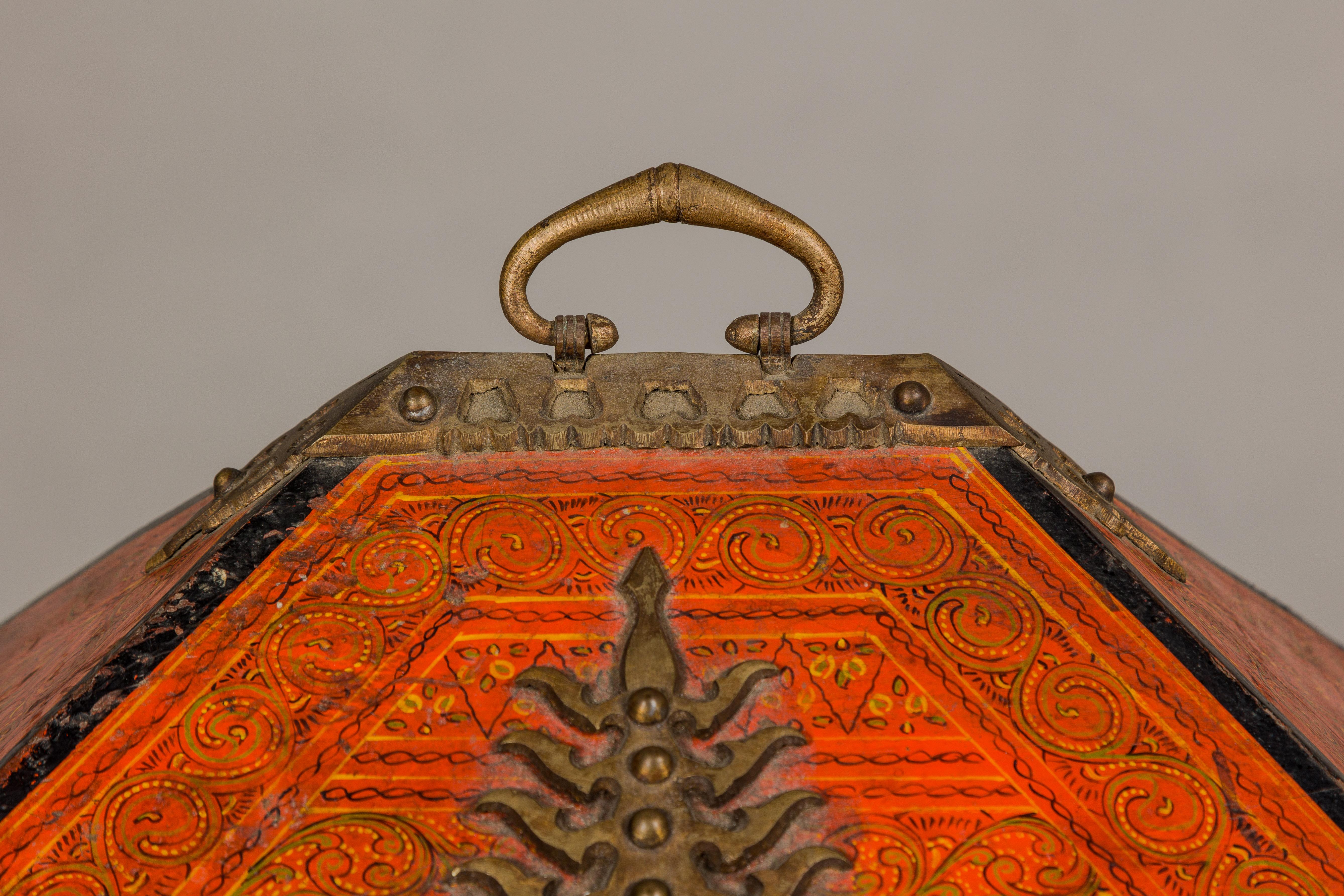 Laqué Boîte à bijoux Malabar du 19ème siècle laquée avec des touches de laiton ornées du Kerala en vente
