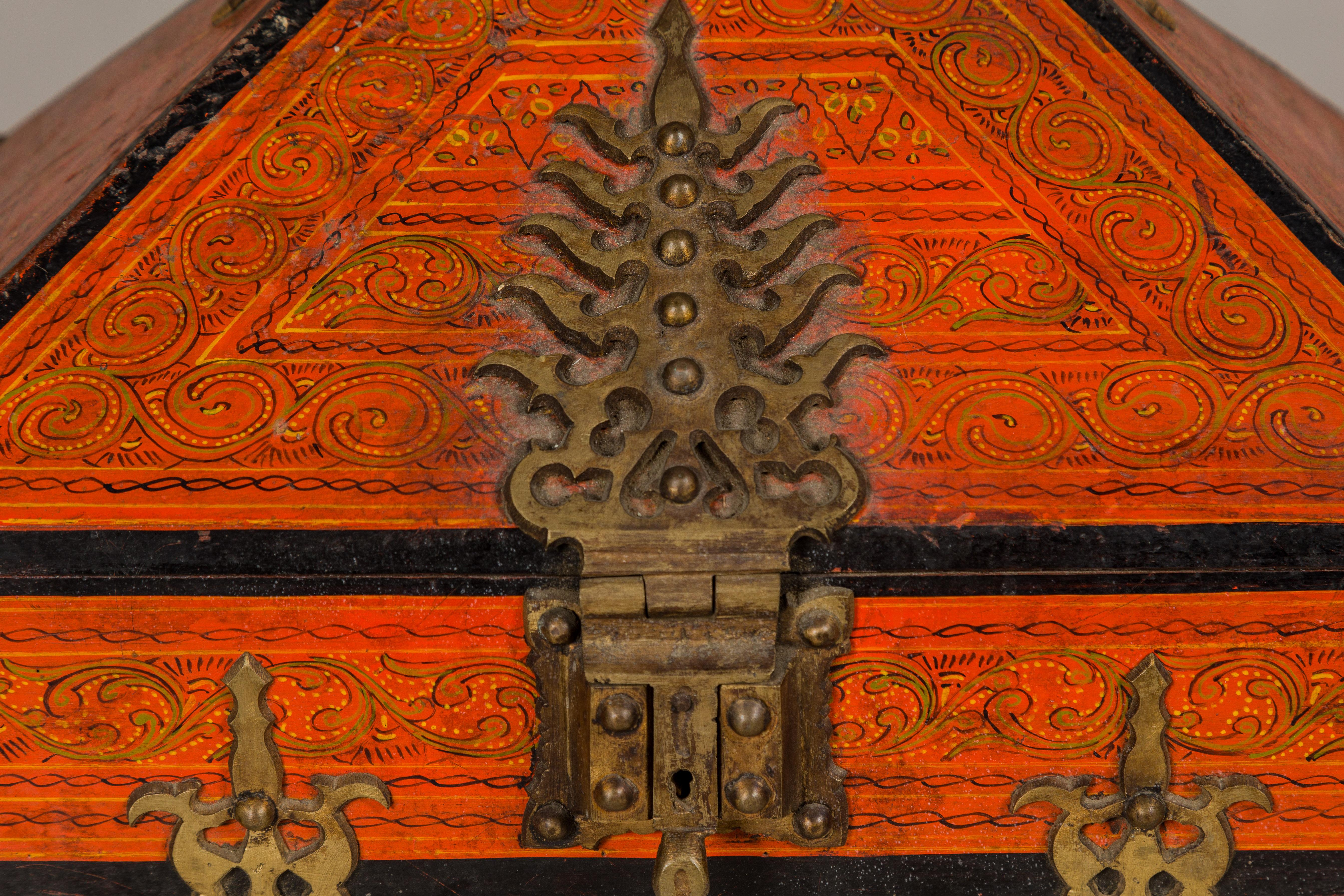 Boîte à bijoux Malabar du 19ème siècle laquée avec des touches de laiton ornées du Kerala Bon état - En vente à Yonkers, NY