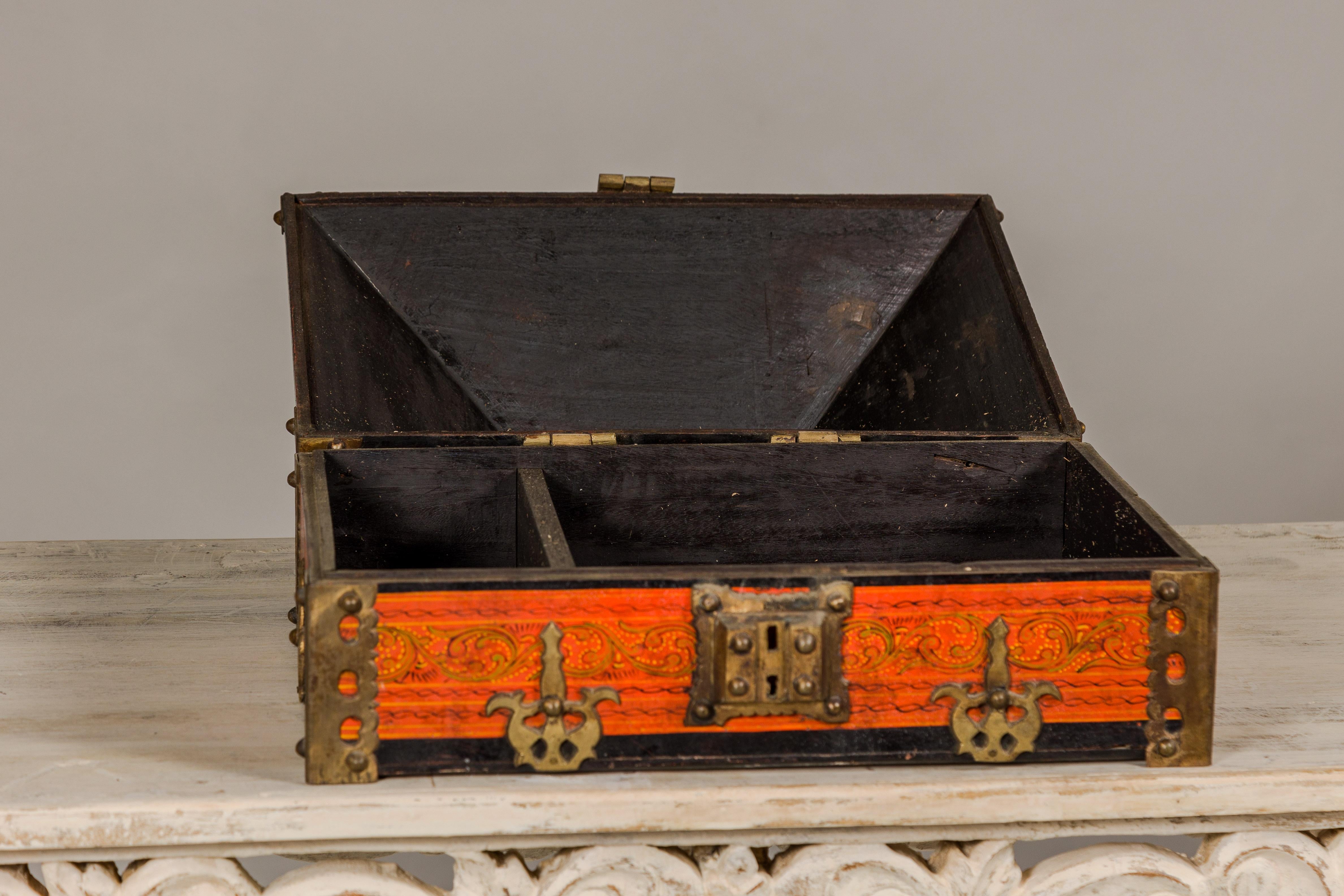 Boîte à bijoux Malabar du 19ème siècle laquée avec des touches de laiton ornées du Kerala en vente 1