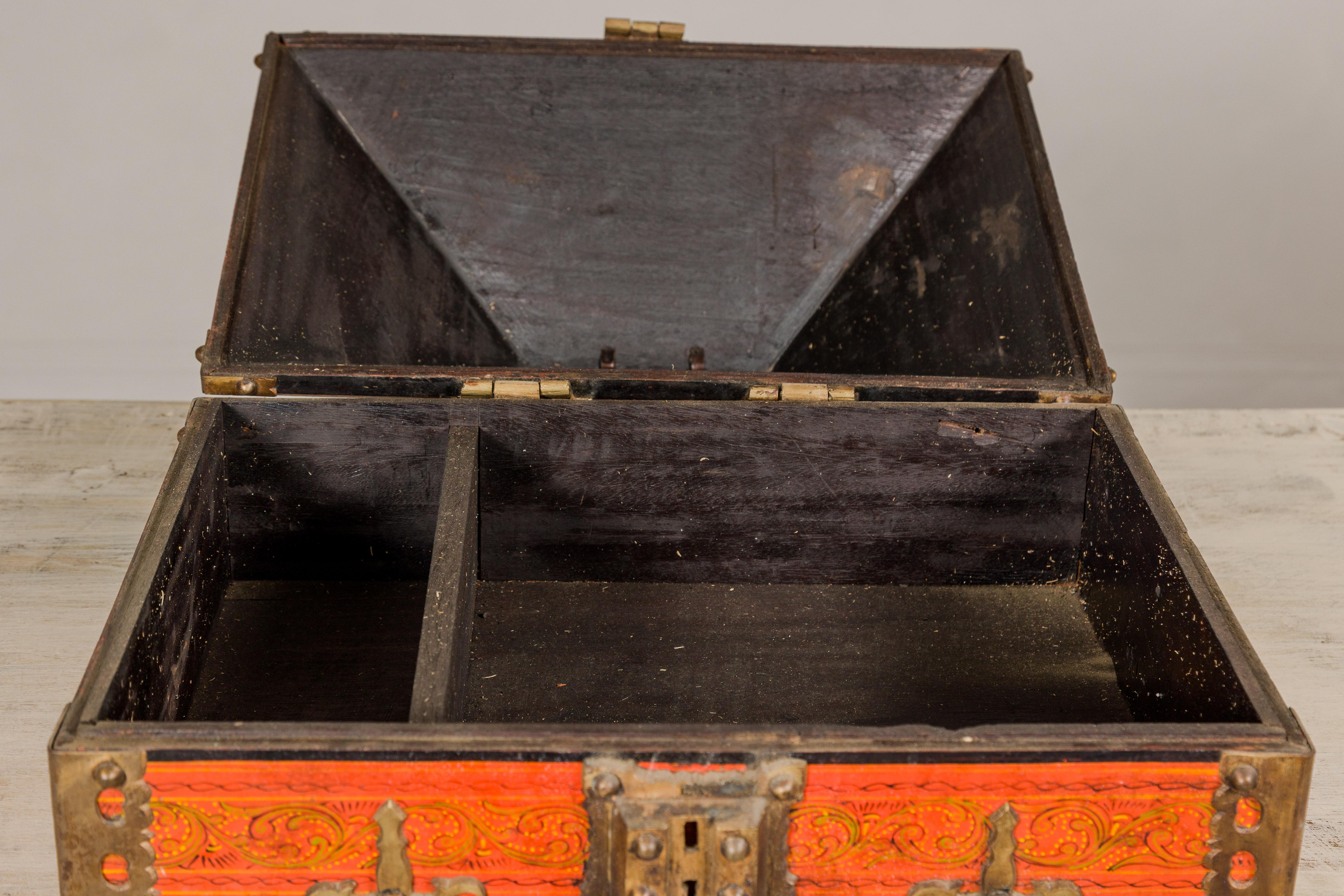 Boîte à bijoux Malabar du 19ème siècle laquée avec des touches de laiton ornées du Kerala en vente 2