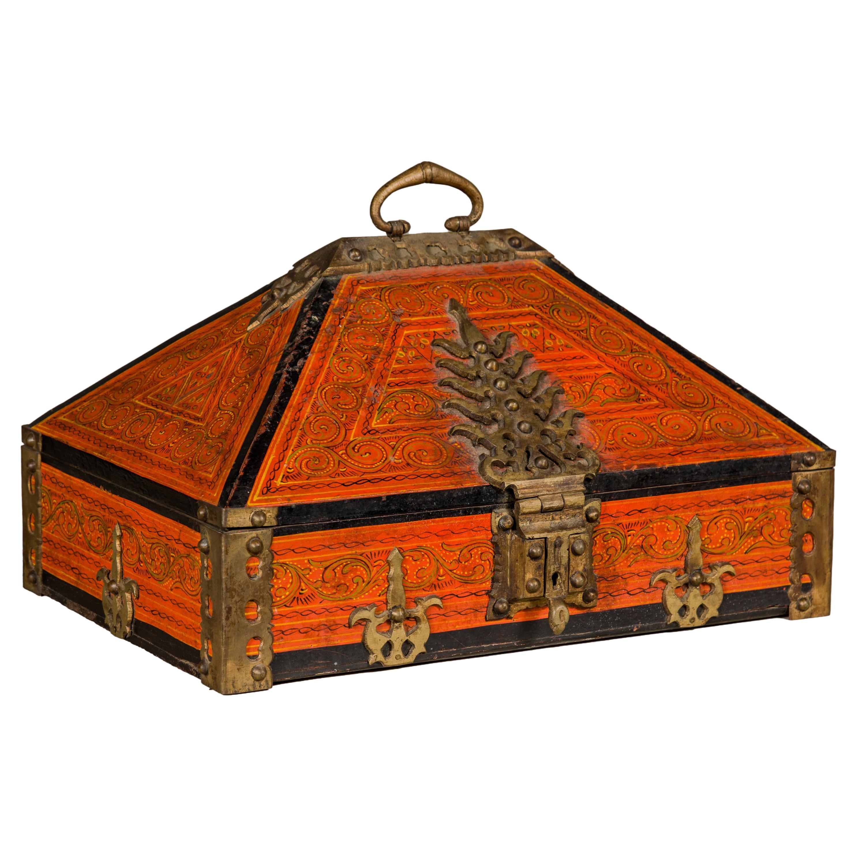 Boîte à bijoux Malabar du 19ème siècle laquée avec des touches de laiton ornées du Kerala en vente