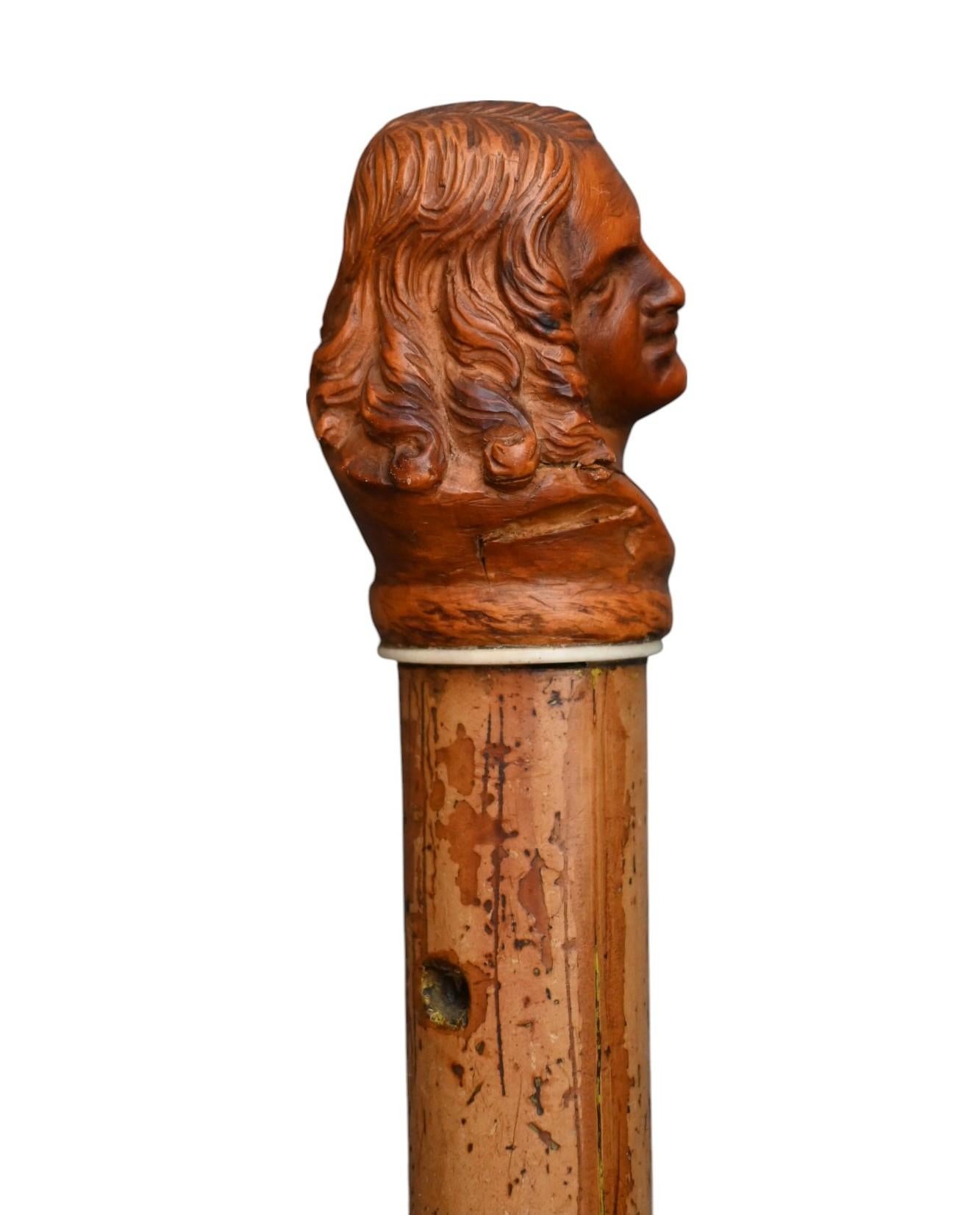 Malacca walking stick with finely carved palm wood (boxwood) handle from the 19th century.
Antique patina.
Total length 93.3 cm, handle diameter 4 cm.