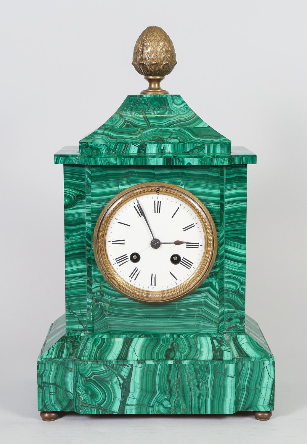 Eccezionale mobile antico (fine XIX secolo) che comprende orologio da caminetto e obelischi in stile egiziano con impiallacciatura in pietra malachite, con movimento di Japy Freres.
Gli obelischi misurano 17