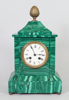 Orologio da camino e obelischi in malachite del XIX secolo