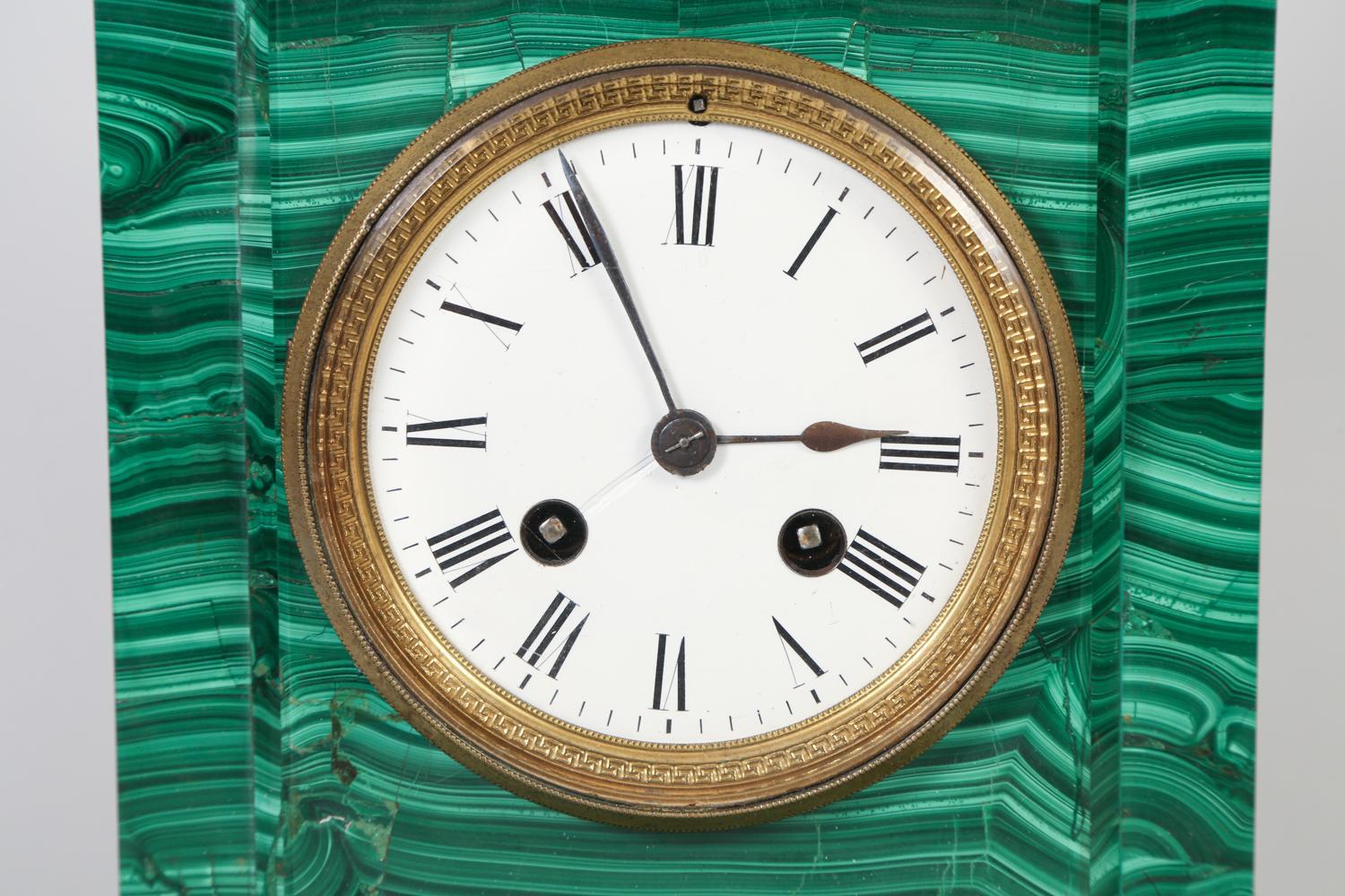 Francese Orologio da camino e obelischi in malachite del XIX secolo in vendita