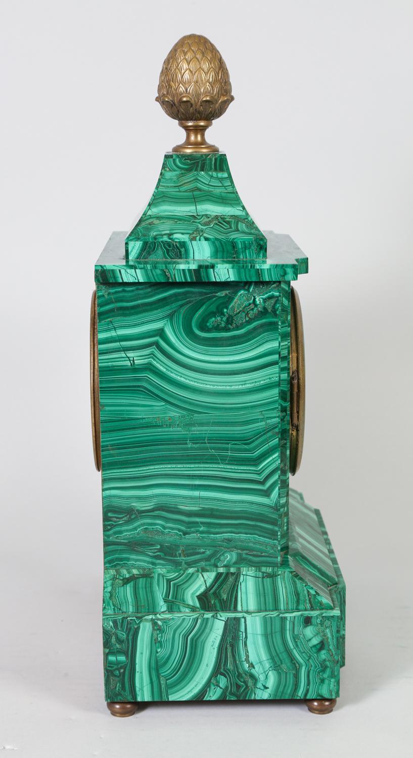 Impiallacciato Orologio da camino e obelischi in malachite del XIX secolo in vendita