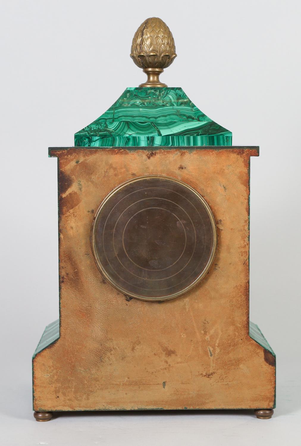 Orologio da camino e obelischi in malachite del XIX secolo In condizioni buone in vendita a New York, NY