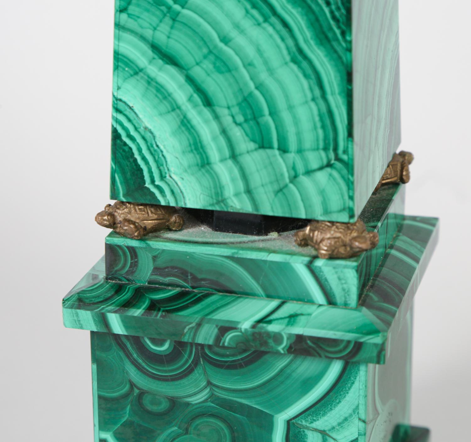 Machiche Orologio da camino e obelischi in malachite del XIX secolo in vendita