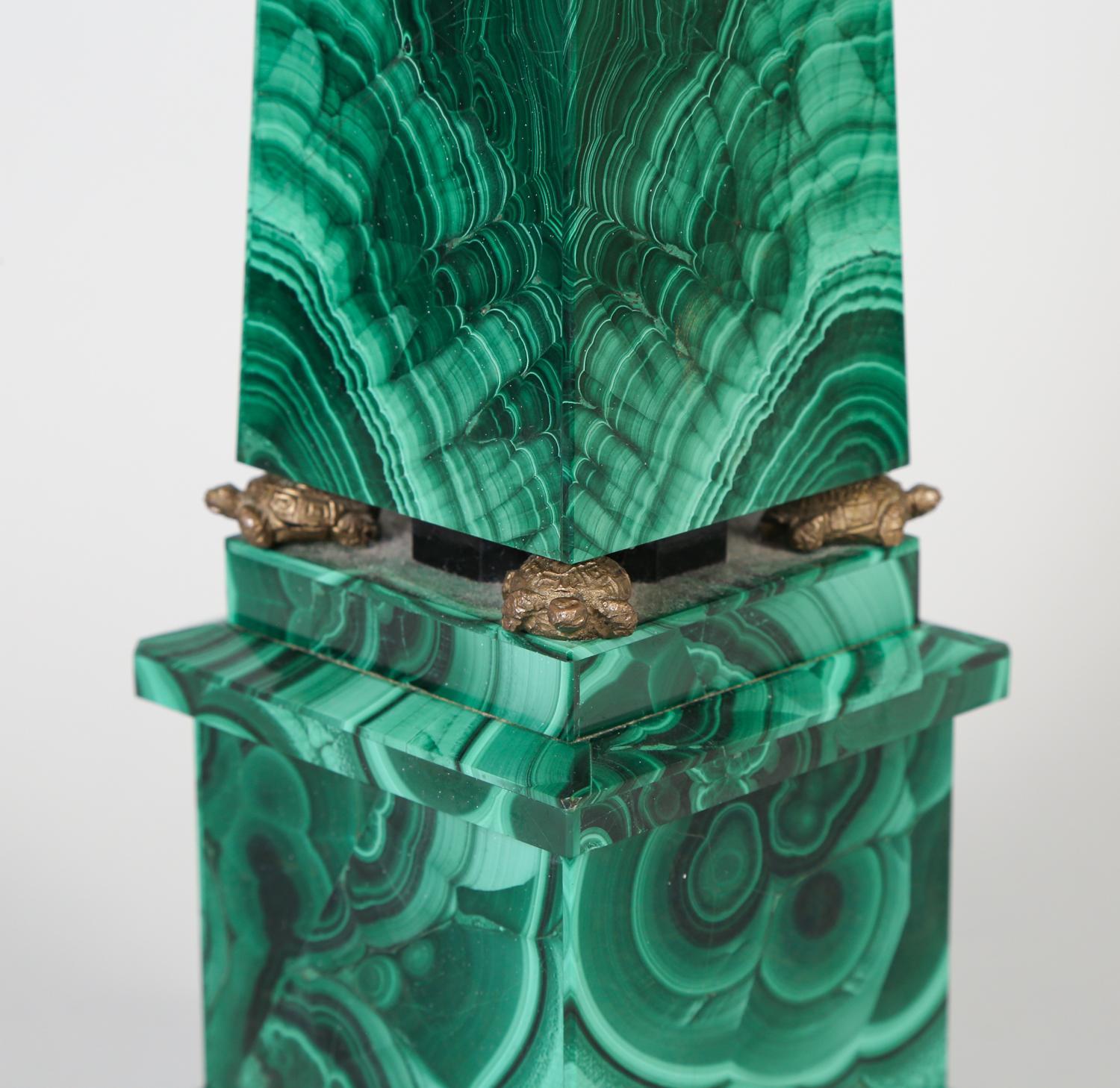 Orologio da camino e obelischi in malachite del XIX secolo in vendita 1