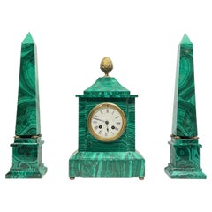 Orologio da camino e obelischi in malachite del XIX secolo