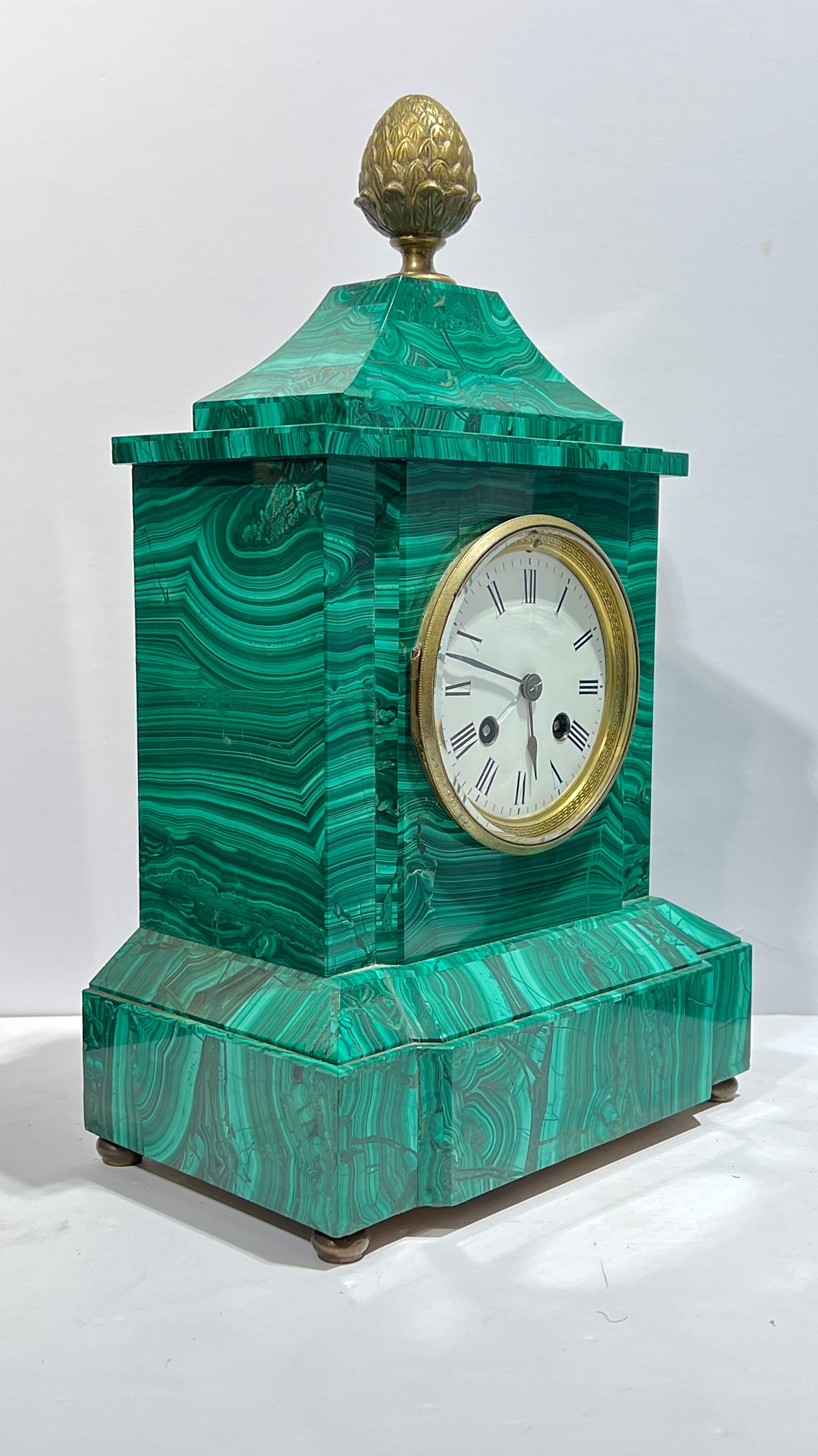 Neoclassico Orologio da tavolo del XIX secolo impiallacciato in malachite in vendita