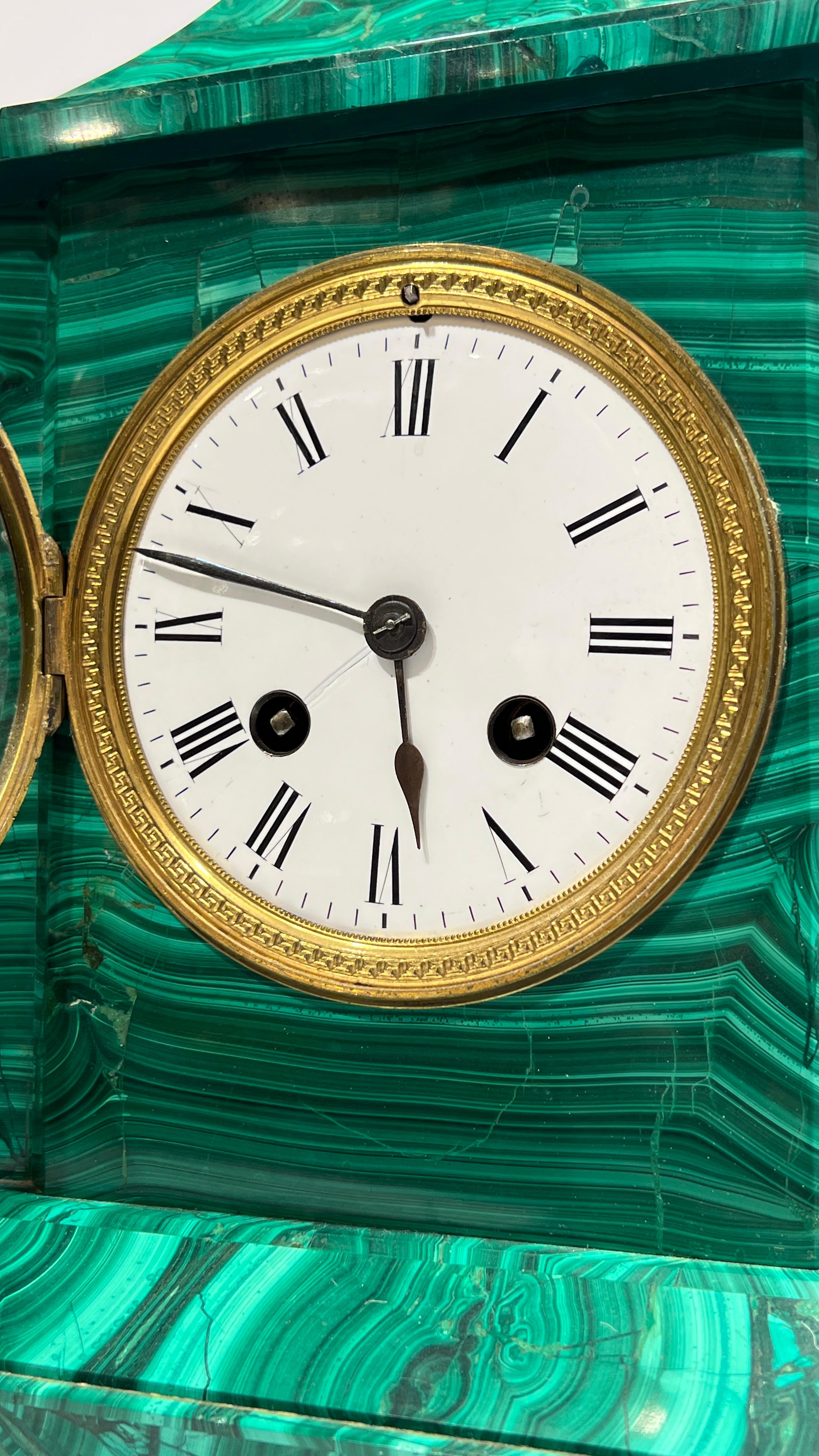 Francese Orologio da tavolo del XIX secolo impiallacciato in malachite in vendita