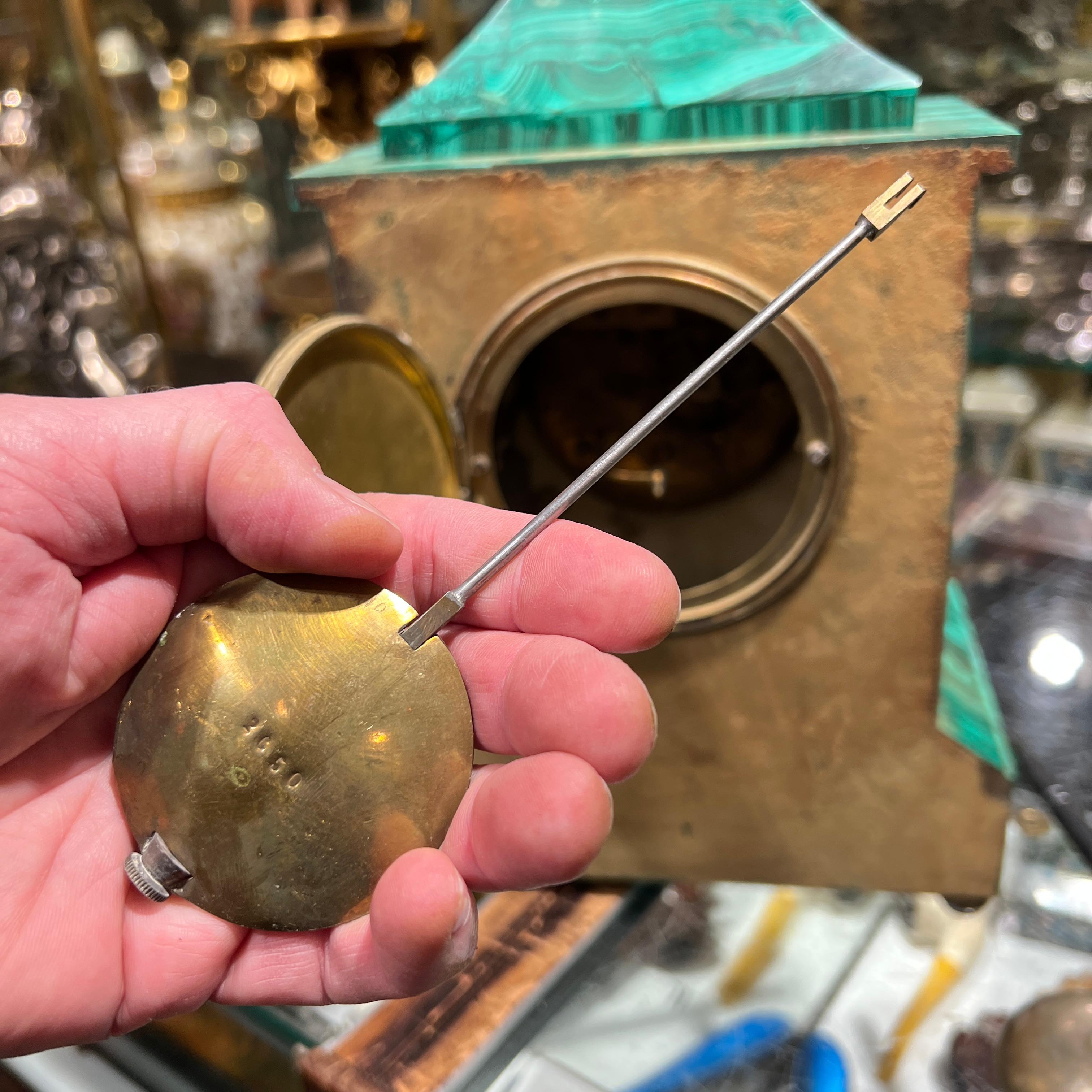 Impiallacciato Orologio da tavolo del XIX secolo impiallacciato in malachite in vendita