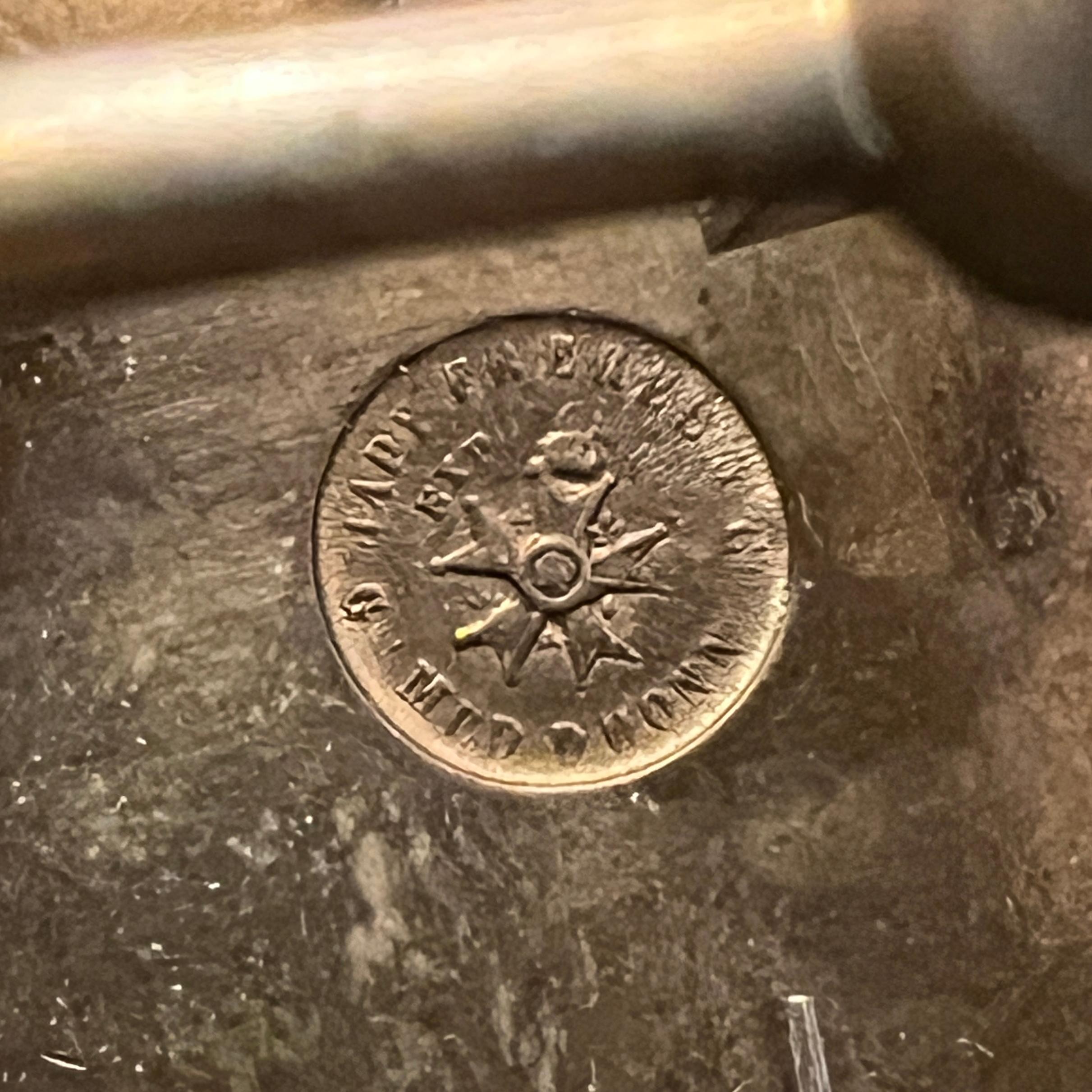 Orologio da tavolo del XIX secolo impiallacciato in malachite In condizioni buone in vendita a New York, NY