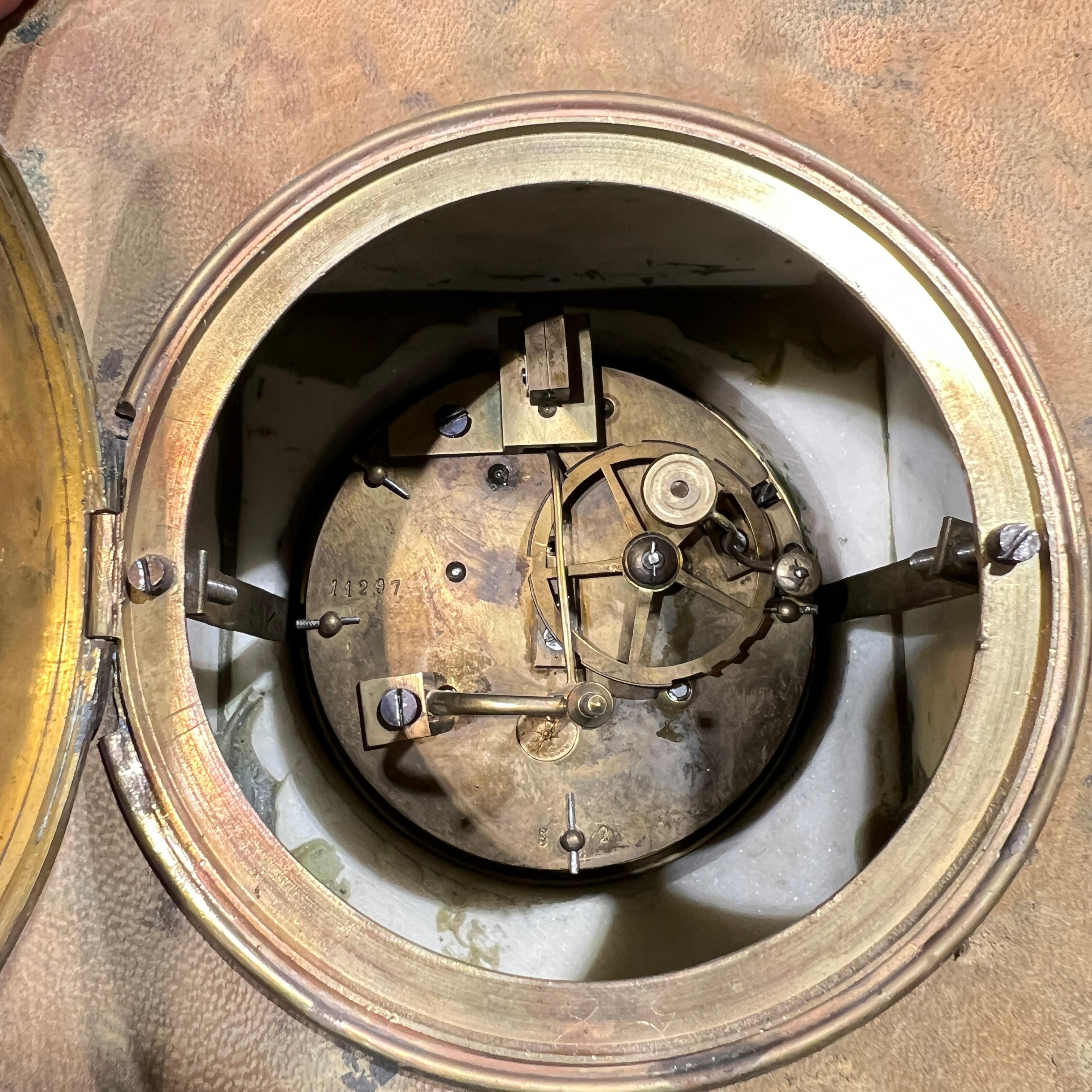 Orologio da tavolo del XIX secolo impiallacciato in malachite in vendita 1