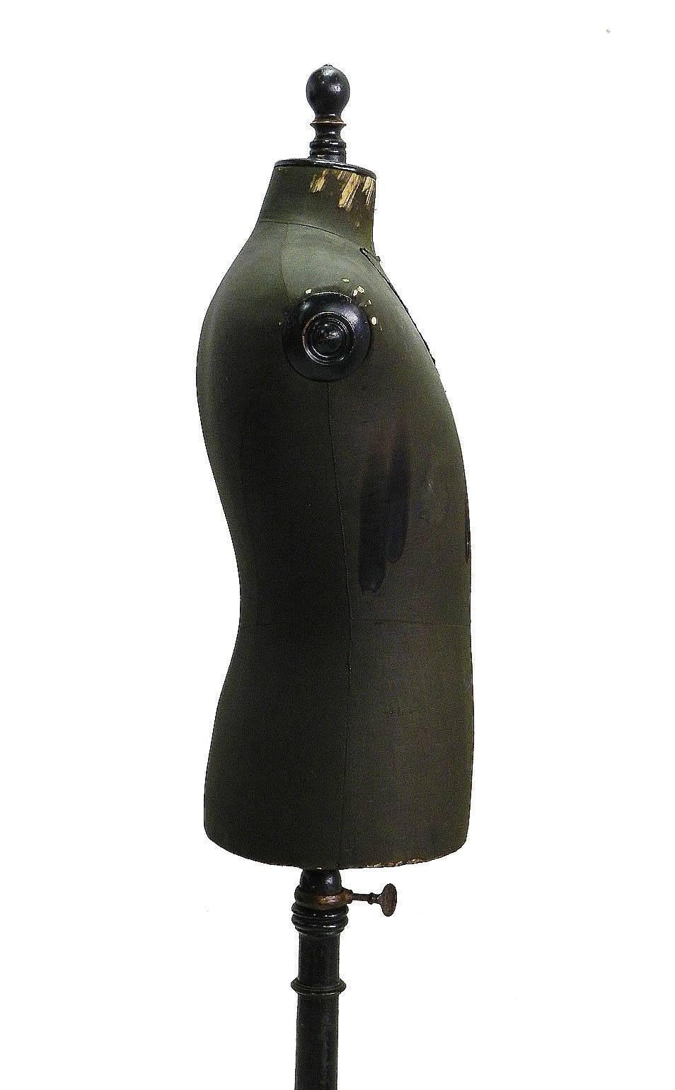 Mannequin de tailleur du 19ème siècle signé E Girard, Paris.
Tous les originaux
Mannequin de silhouette d'homme, rare et difficile à trouver, pour la confection de vêtements pour hommes
Ce mannequin masculin, tailleur / mannequin Taylors, date du