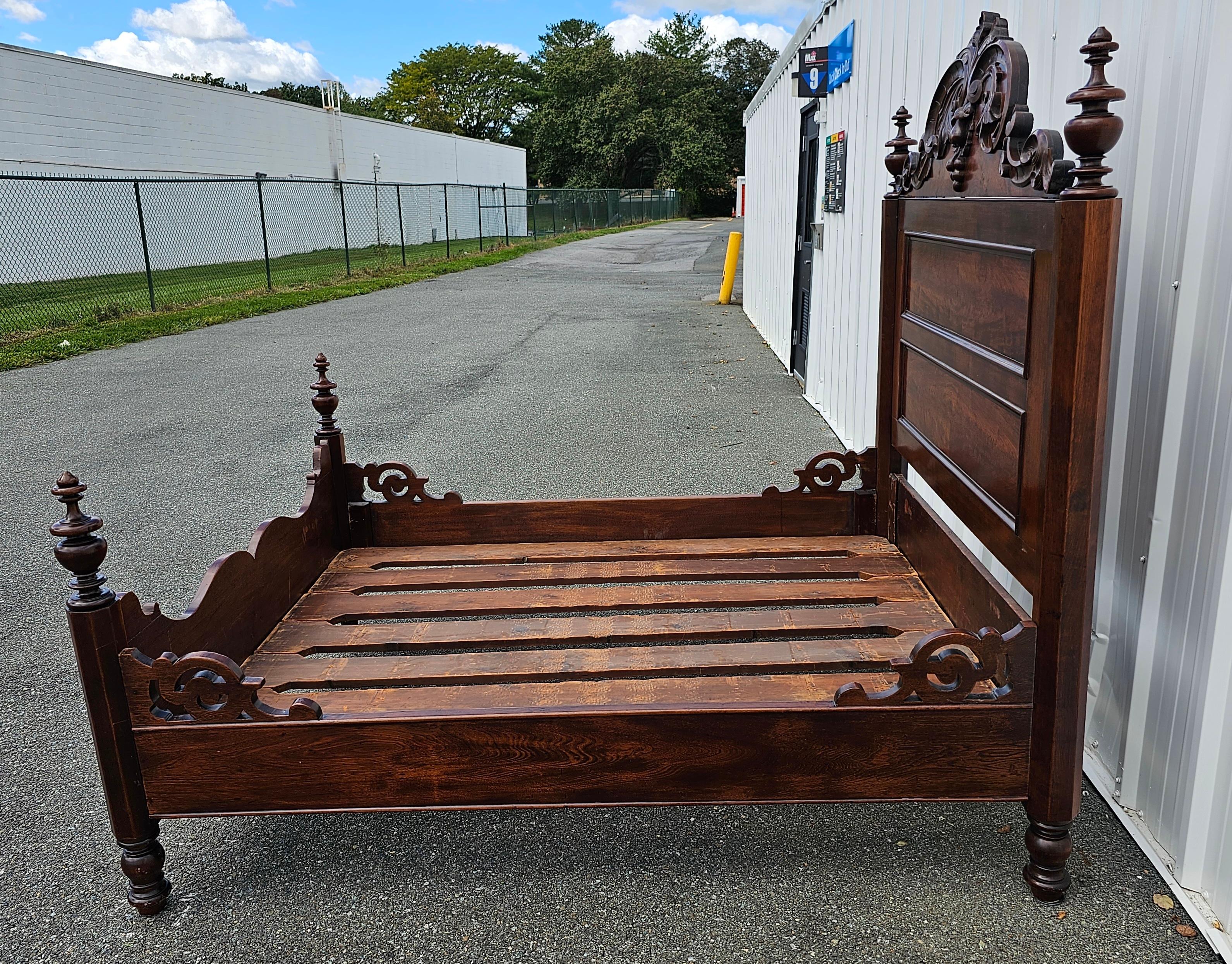 Varnished 19th Century Mallard American Rococo Walnut Queen With William and Mary Accents For Sale