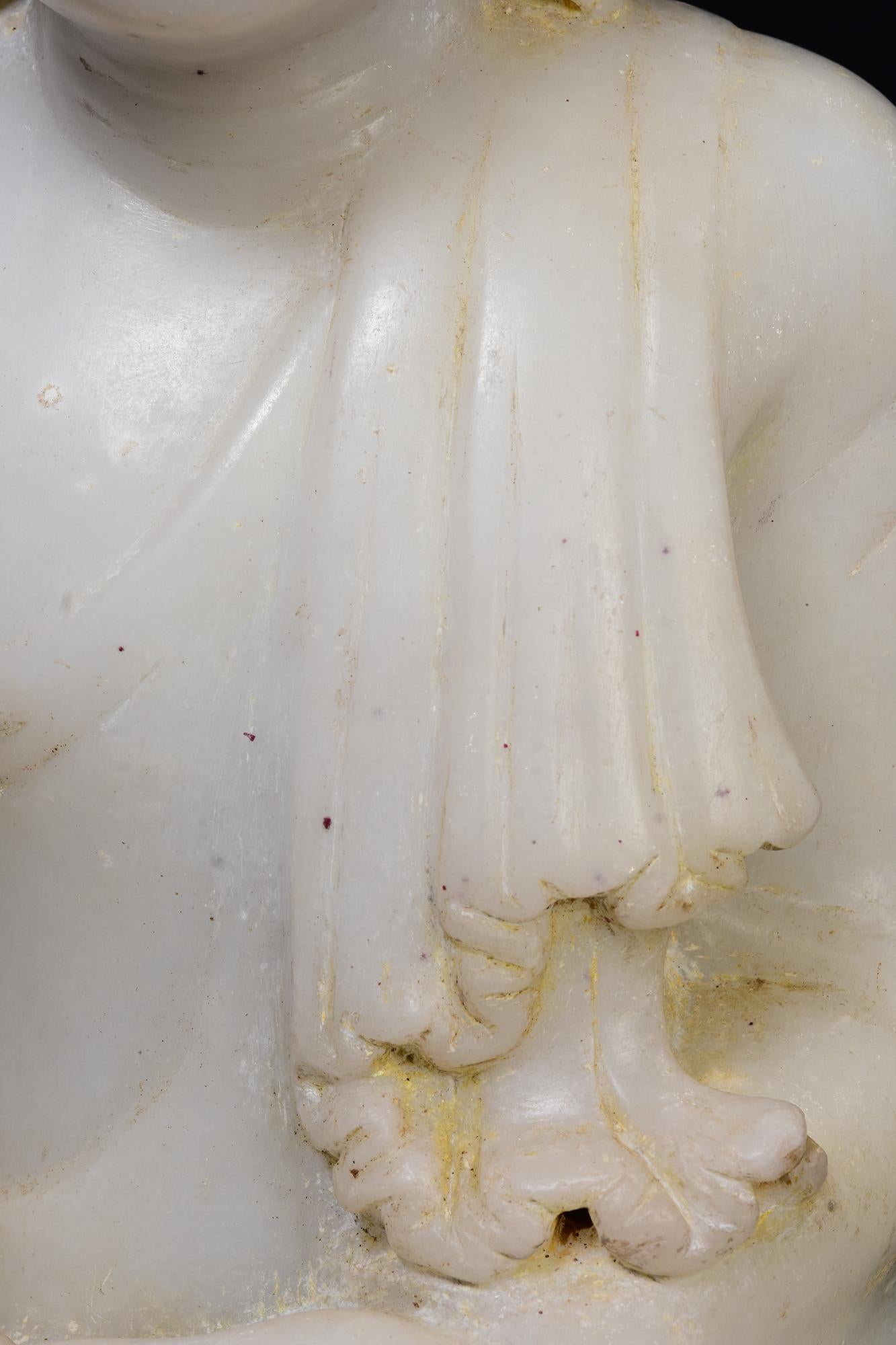 19th Century, Mandalay, Antique Burmese Alabaster Marble Seated Buddha Statue In Good Condition For Sale In Sampantawong, TH